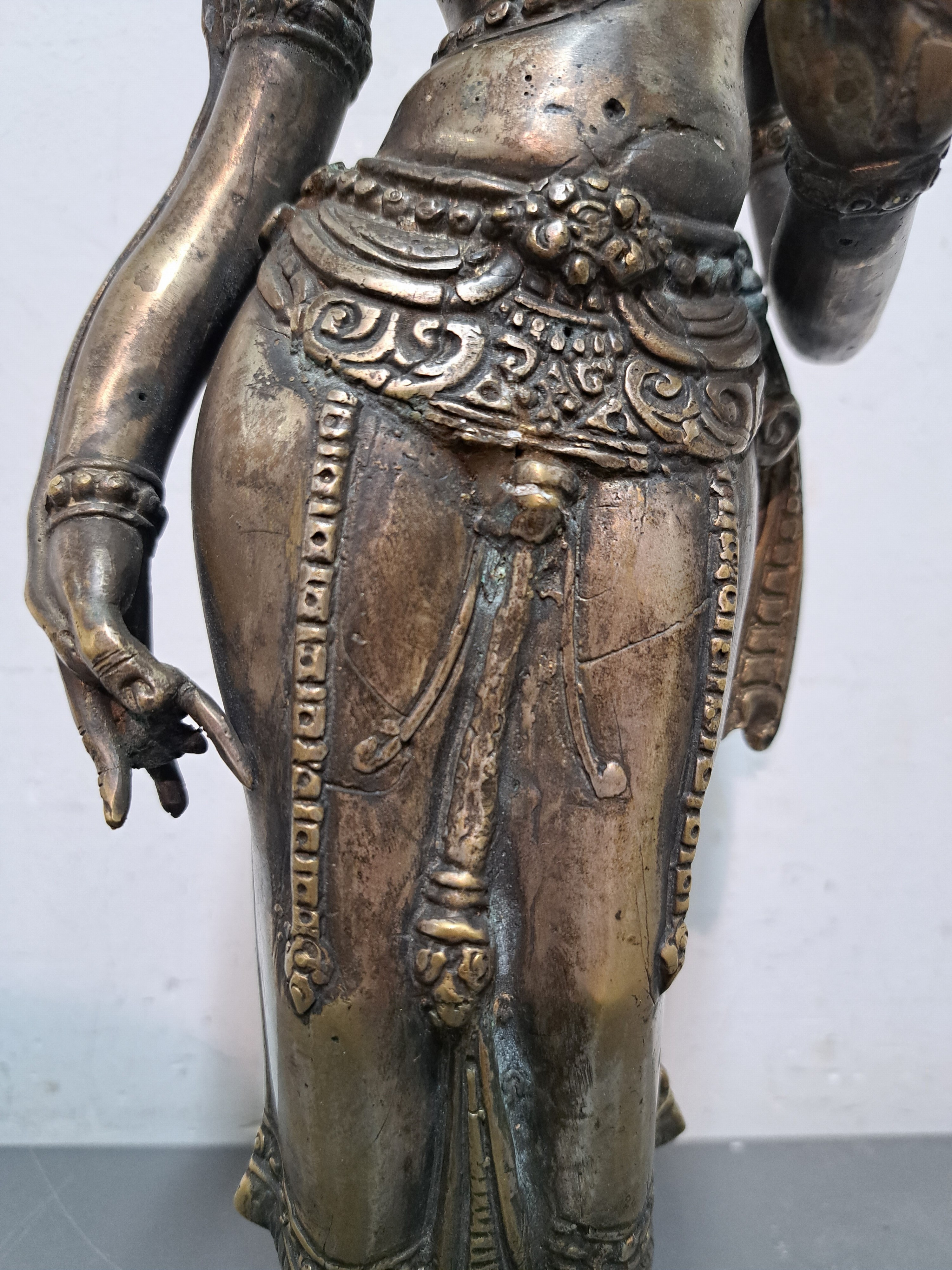 Detail c: Bronzefigur, Padmapani, Tibet, wohl 19. Jh., stehend, die rechte Hand in Varada-Mudra, in der linken Hand eine Lotusblume, ohne Sockel, vermutlich ...