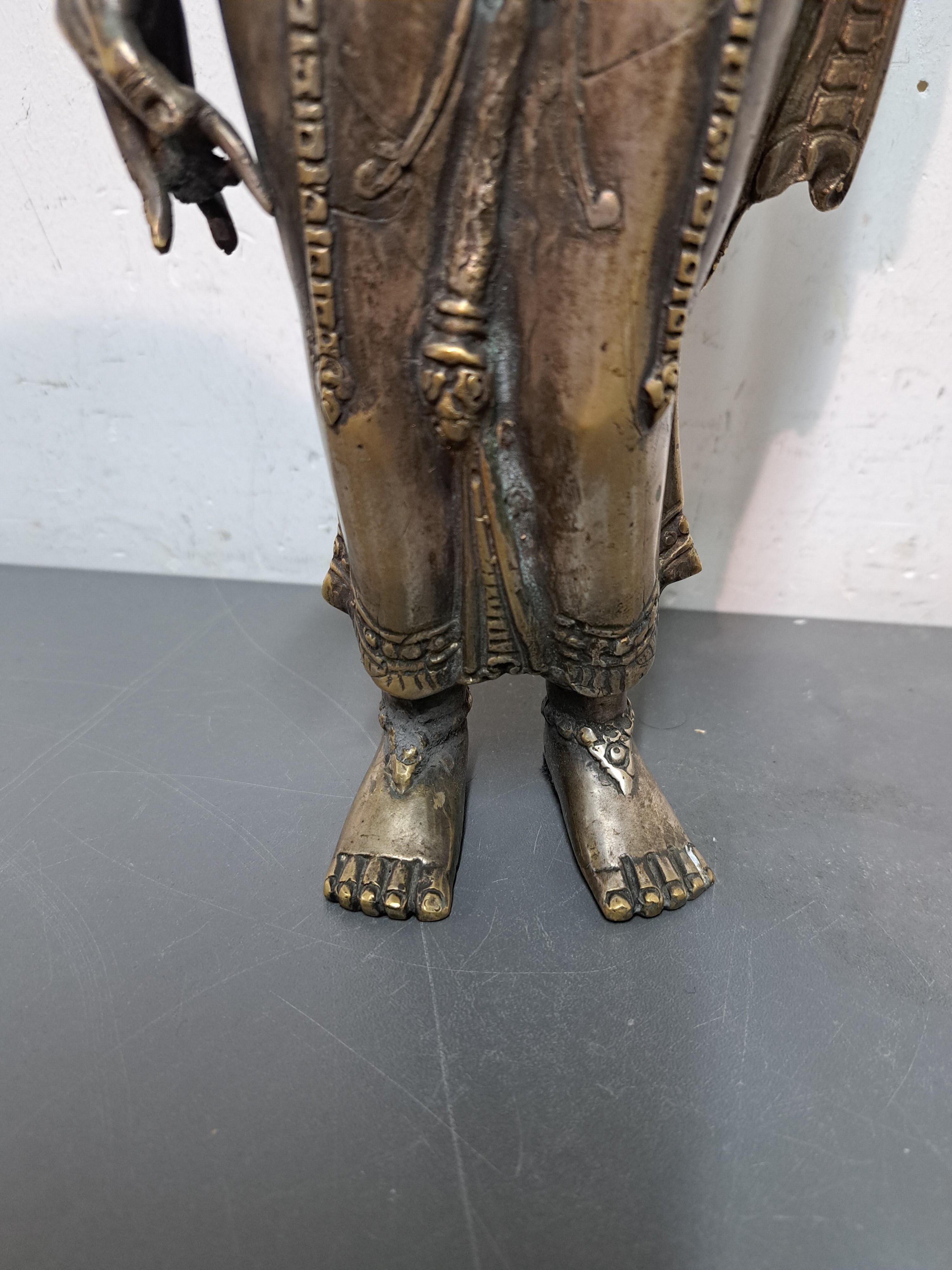 Detail d: Bronzefigur, Padmapani, Tibet, wohl 19. Jh., stehend, die rechte Hand in Varada-Mudra, in der linken Hand eine Lotusblume, ohne Sockel, vermutlich ...