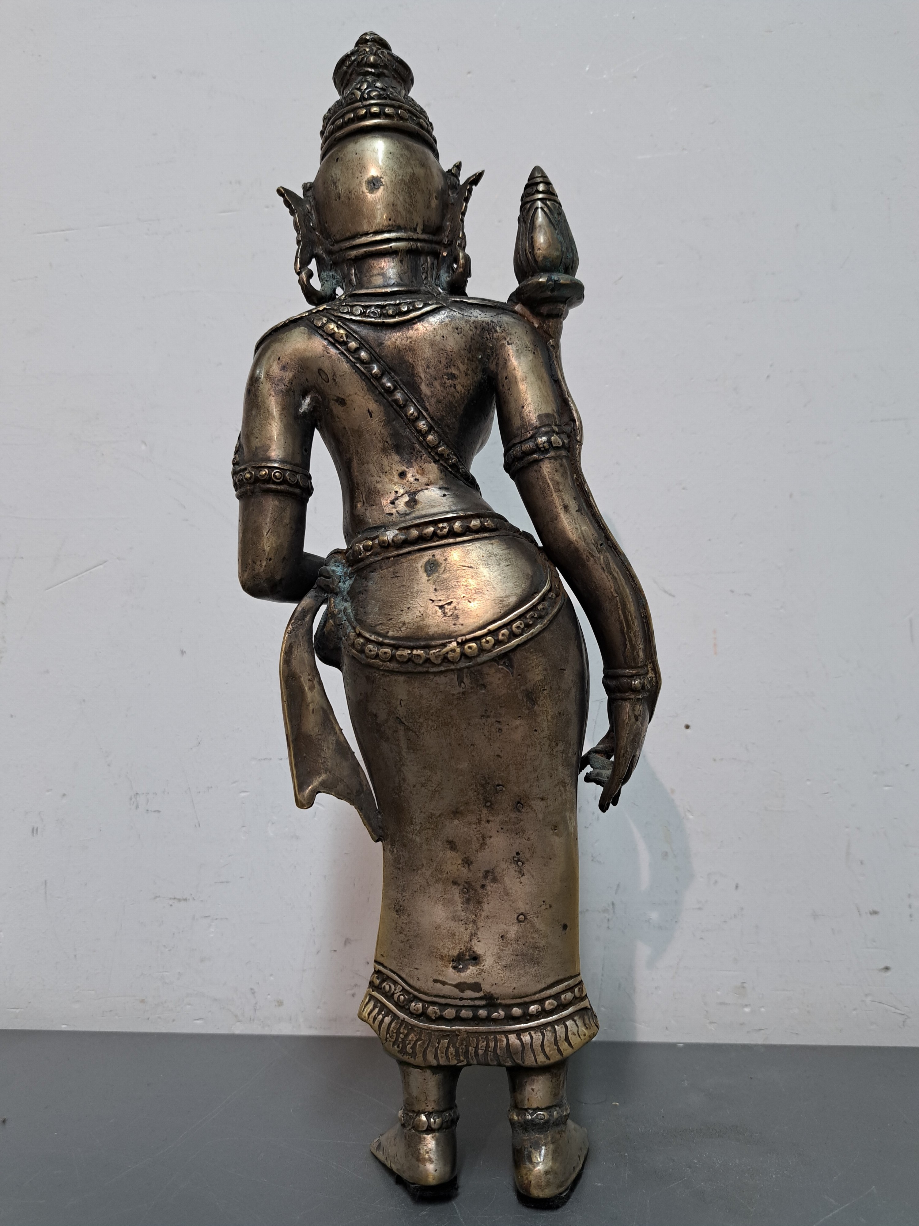 Detail e: Bronzefigur, Padmapani, Tibet, wohl 19. Jh., stehend, die rechte Hand in Varada-Mudra, in der linken Hand eine Lotusblume, ohne Sockel, vermutlich ...