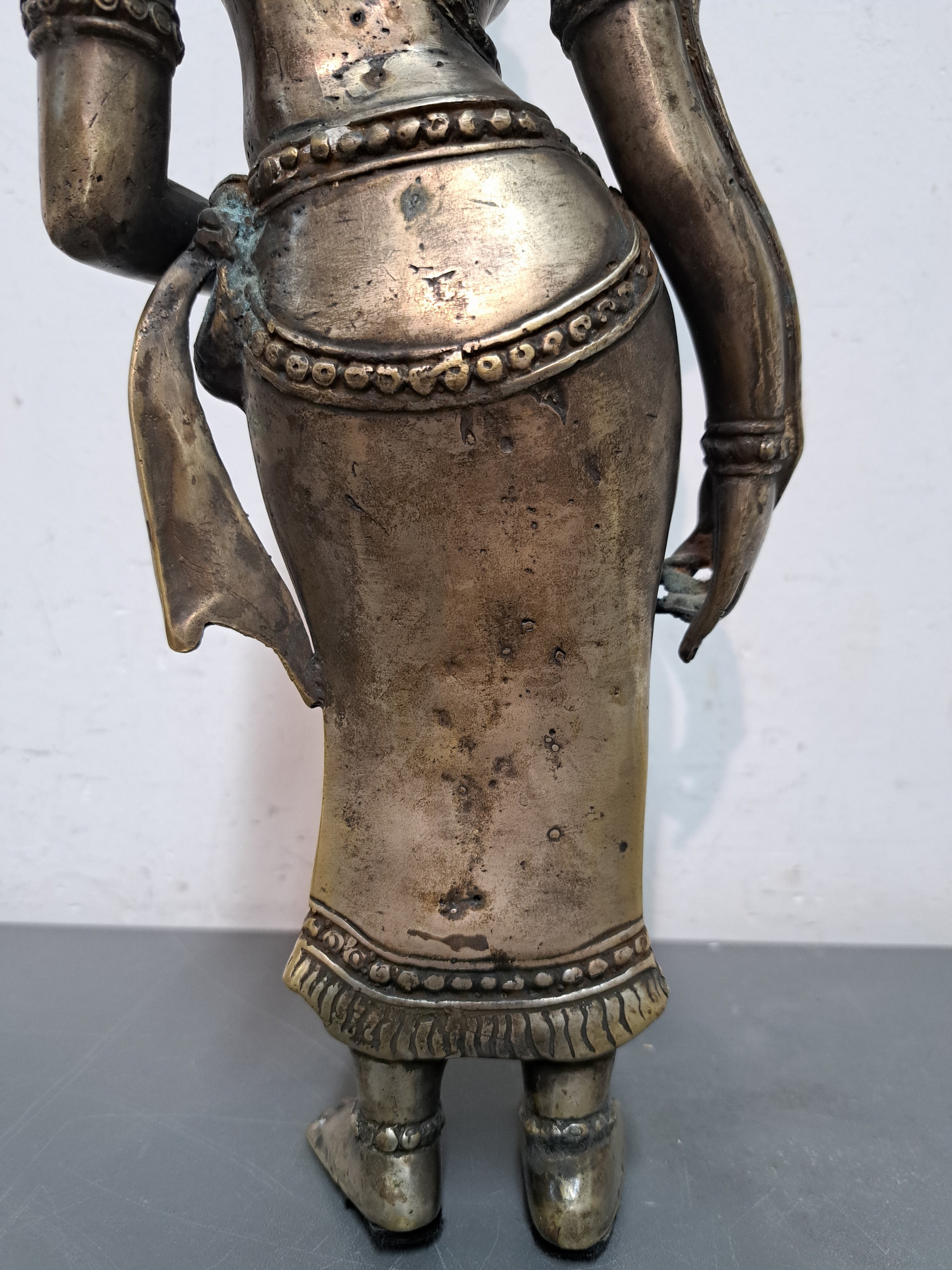 Detail f: Bronzefigur, Padmapani, Tibet, wohl 19. Jh., stehend, die rechte Hand in Varada-Mudra, in der linken Hand eine Lotusblume, ohne Sockel, vermutlich ...