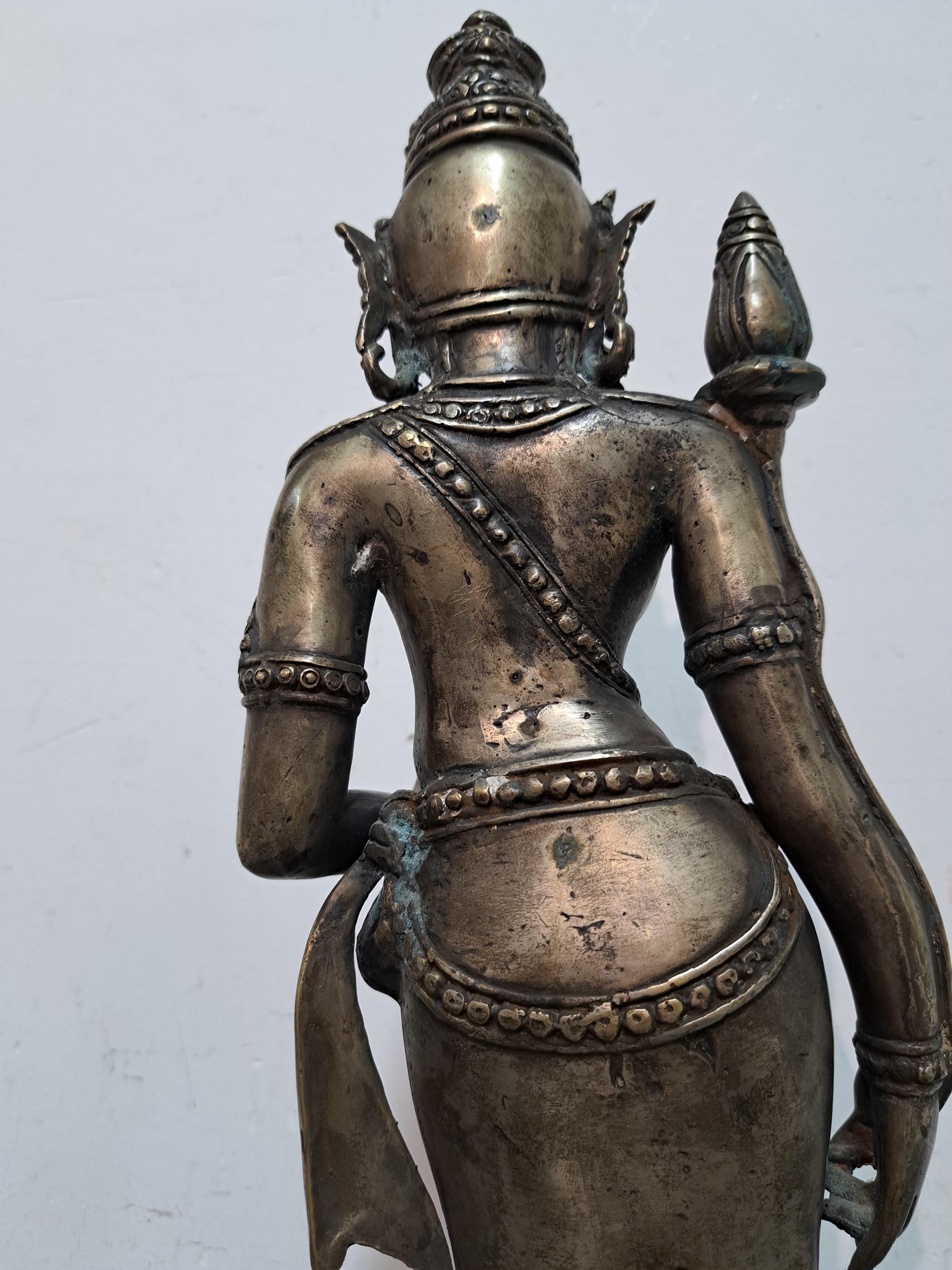 Detail g: Bronzefigur, Padmapani, Tibet, wohl 19. Jh., stehend, die rechte Hand in Varada-Mudra, in der linken Hand eine Lotusblume, ohne Sockel, vermutlich ...