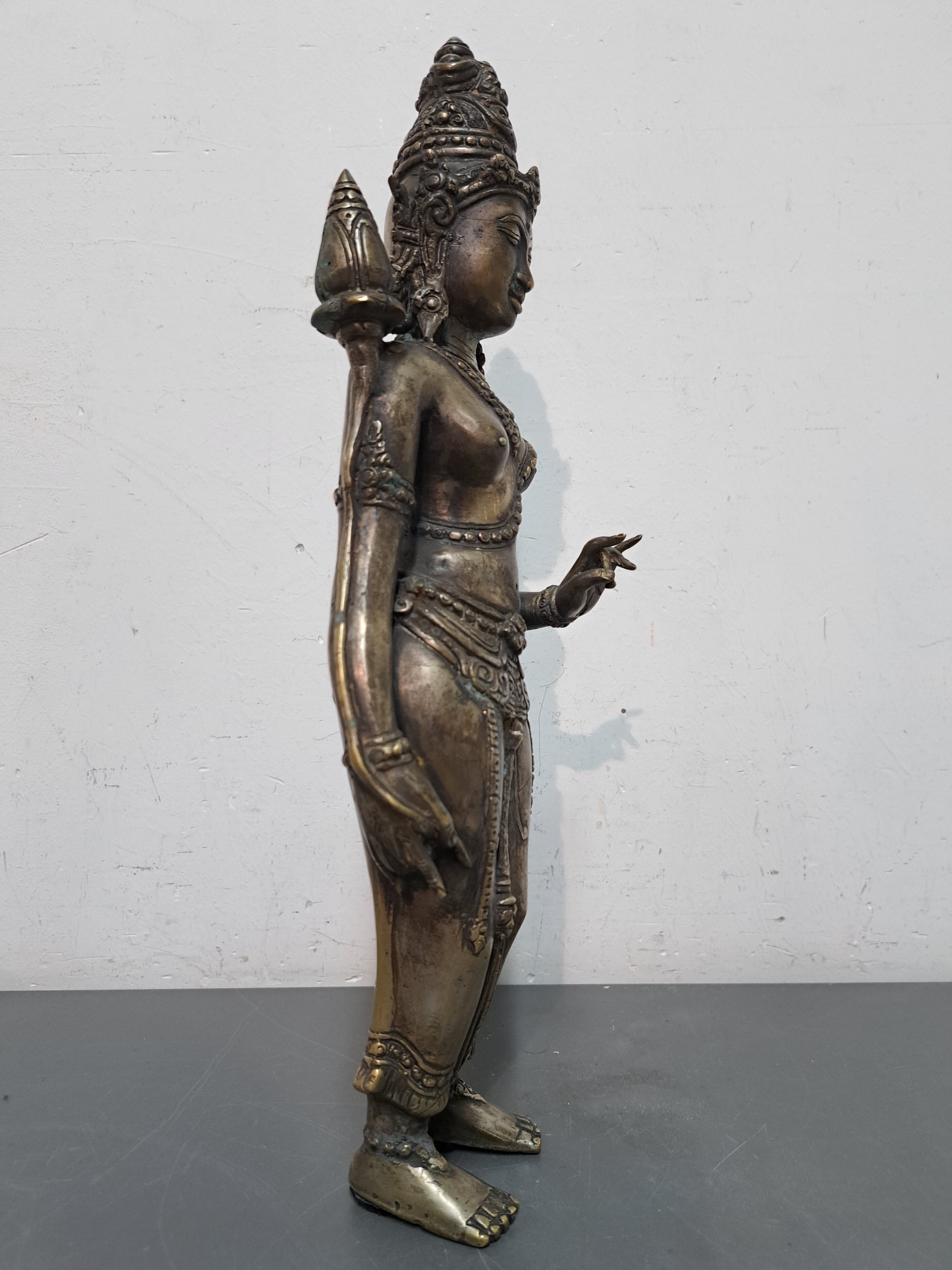 Detail h: Bronzefigur, Padmapani, Tibet, wohl 19. Jh., stehend, die rechte Hand in Varada-Mudra, in der linken Hand eine Lotusblume, ohne Sockel, vermutlich ...