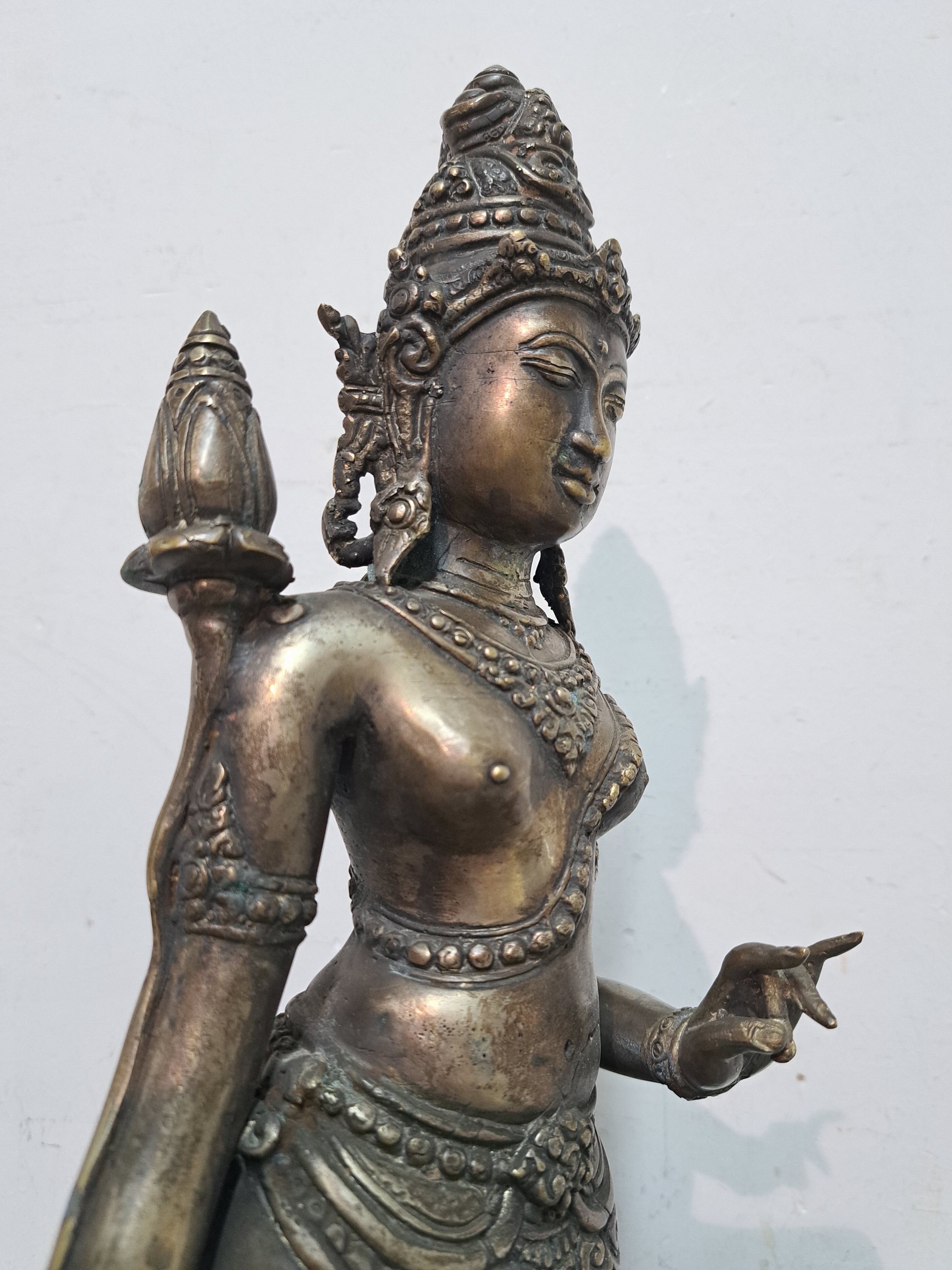 Detail i: Bronzefigur, Padmapani, Tibet, wohl 19. Jh., stehend, die rechte Hand in Varada-Mudra, in der linken Hand eine Lotusblume, ohne Sockel, vermutlich ...
