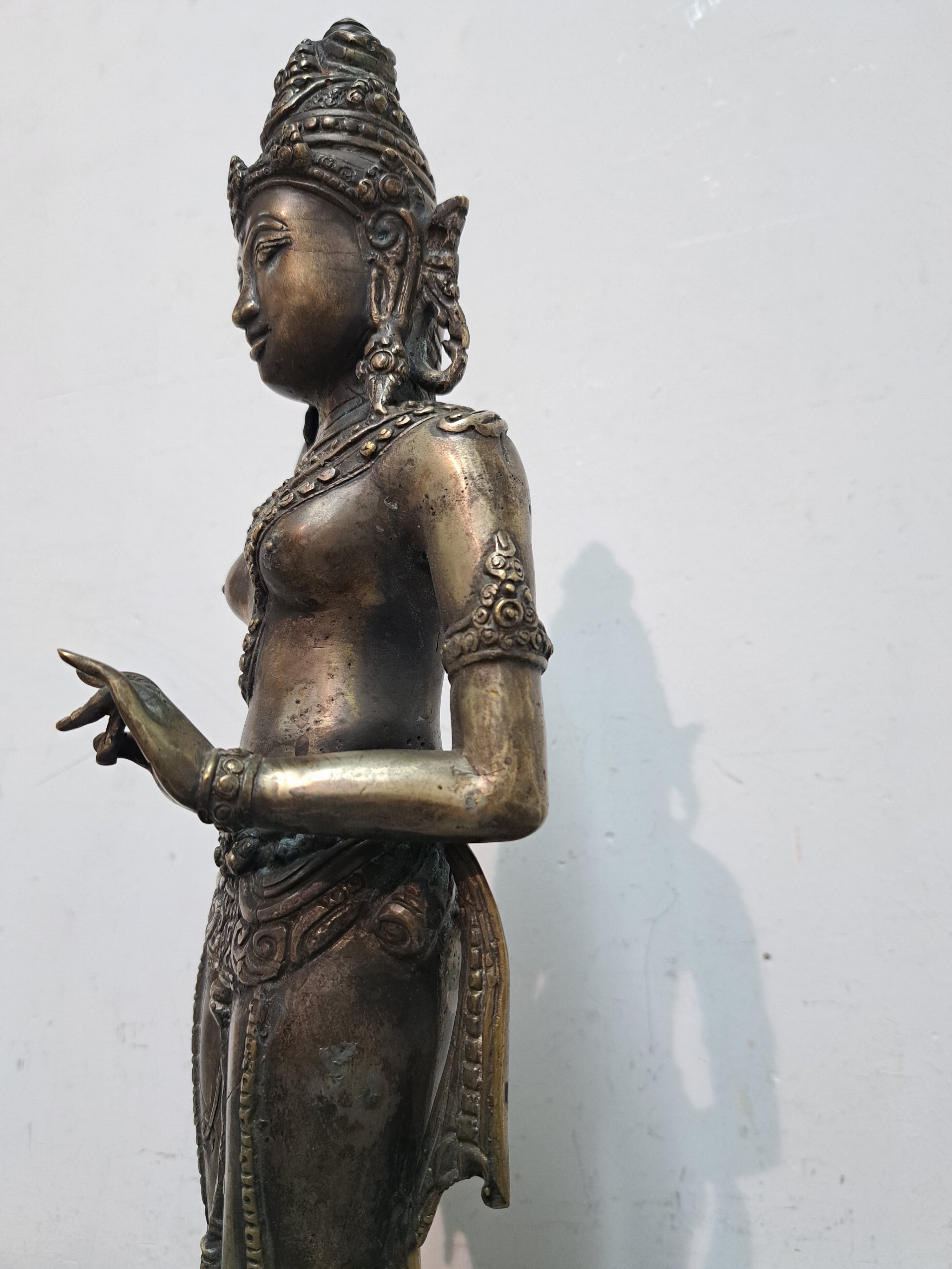 Detail j: Bronzefigur, Padmapani, Tibet, wohl 19. Jh., stehend, die rechte Hand in Varada-Mudra, in der linken Hand eine Lotusblume, ohne Sockel, vermutlich ...