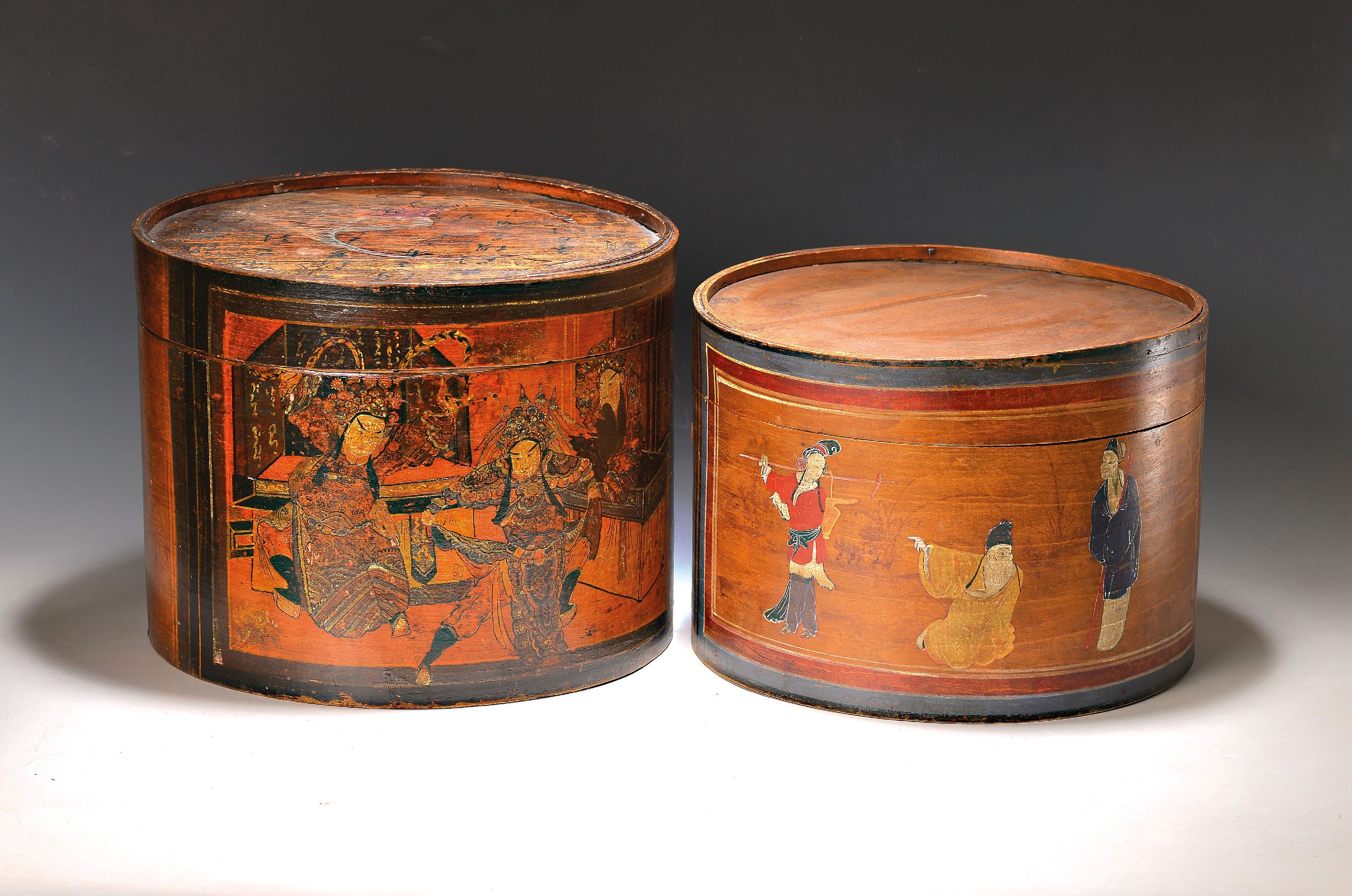 Image 27041162 - Zwei große Spanschachteln/Spanboxen, China, 1900/20, figürlich bemalt, leichte ...