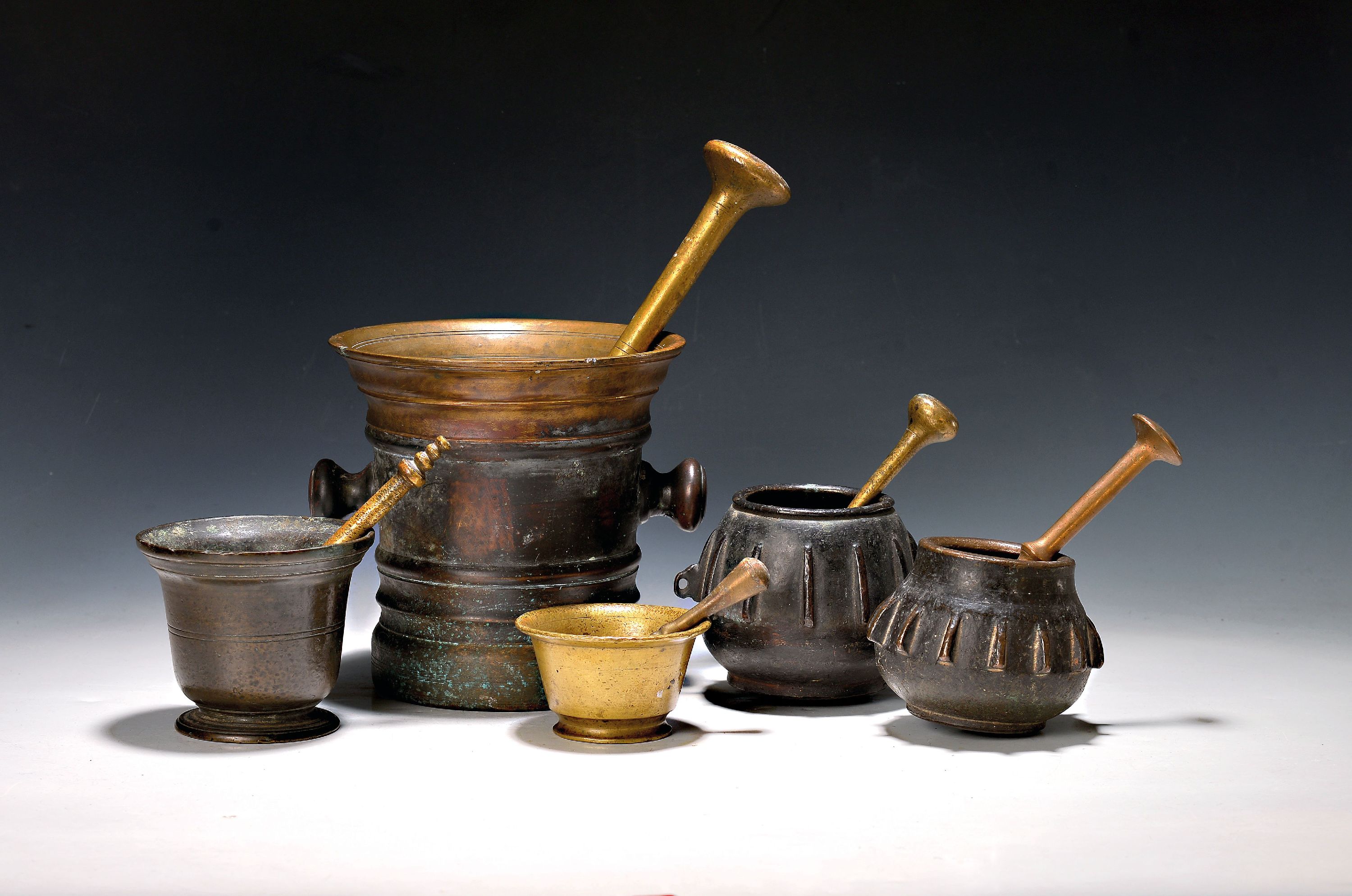 Image 27041170 - 5 Mörser, 16-19. Jh., zwei wohl spanische Rippenmörser, H. ca. 10-11 cm, großer ...