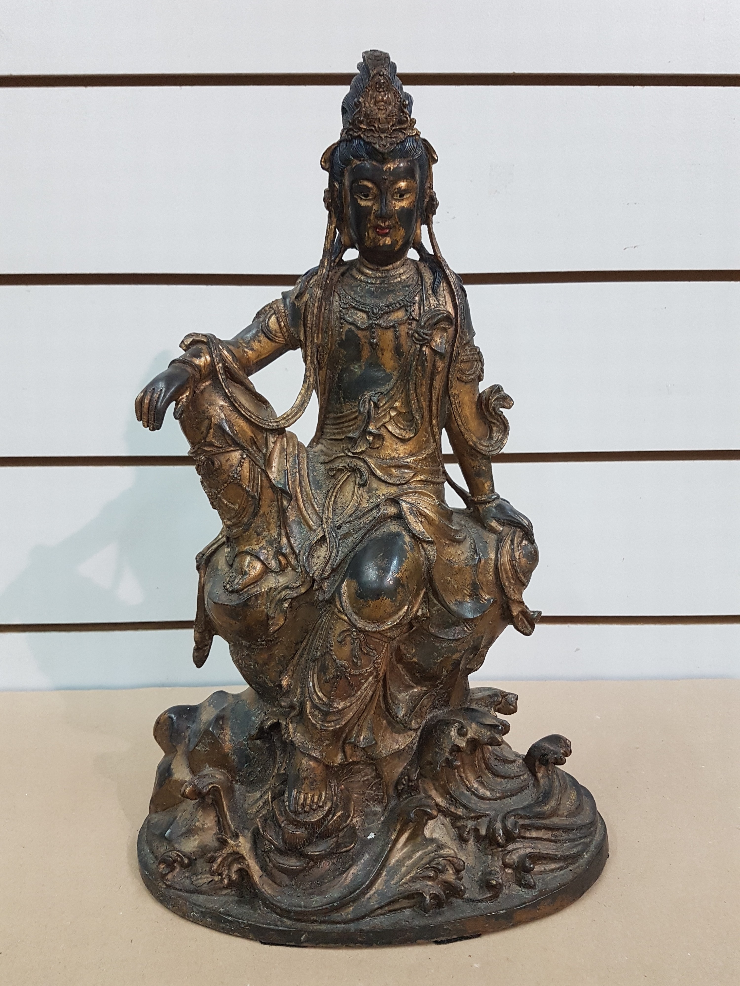 Detail a: Große Guanyin/Guan Yin, China, wohl um 1900, Bronze, auf erhöhtem Felsvorsprung sitzende Gottheit, ein Fuß auf einer Lotusblüte platziert, das ...