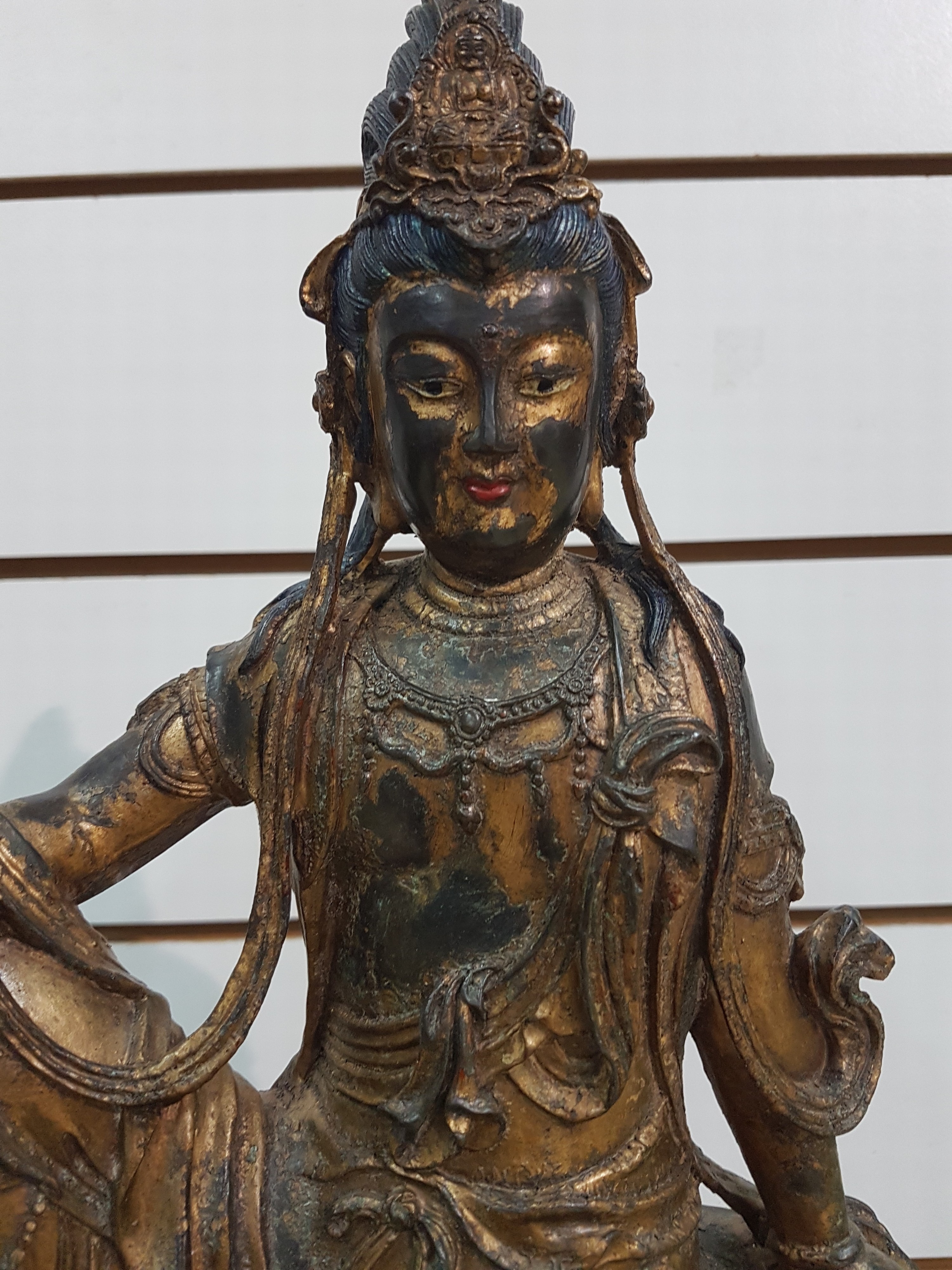 Detail b: Große Guanyin/Guan Yin, China, wohl um 1900, Bronze, auf erhöhtem Felsvorsprung sitzende Gottheit, ein Fuß auf einer Lotusblüte platziert, das ...