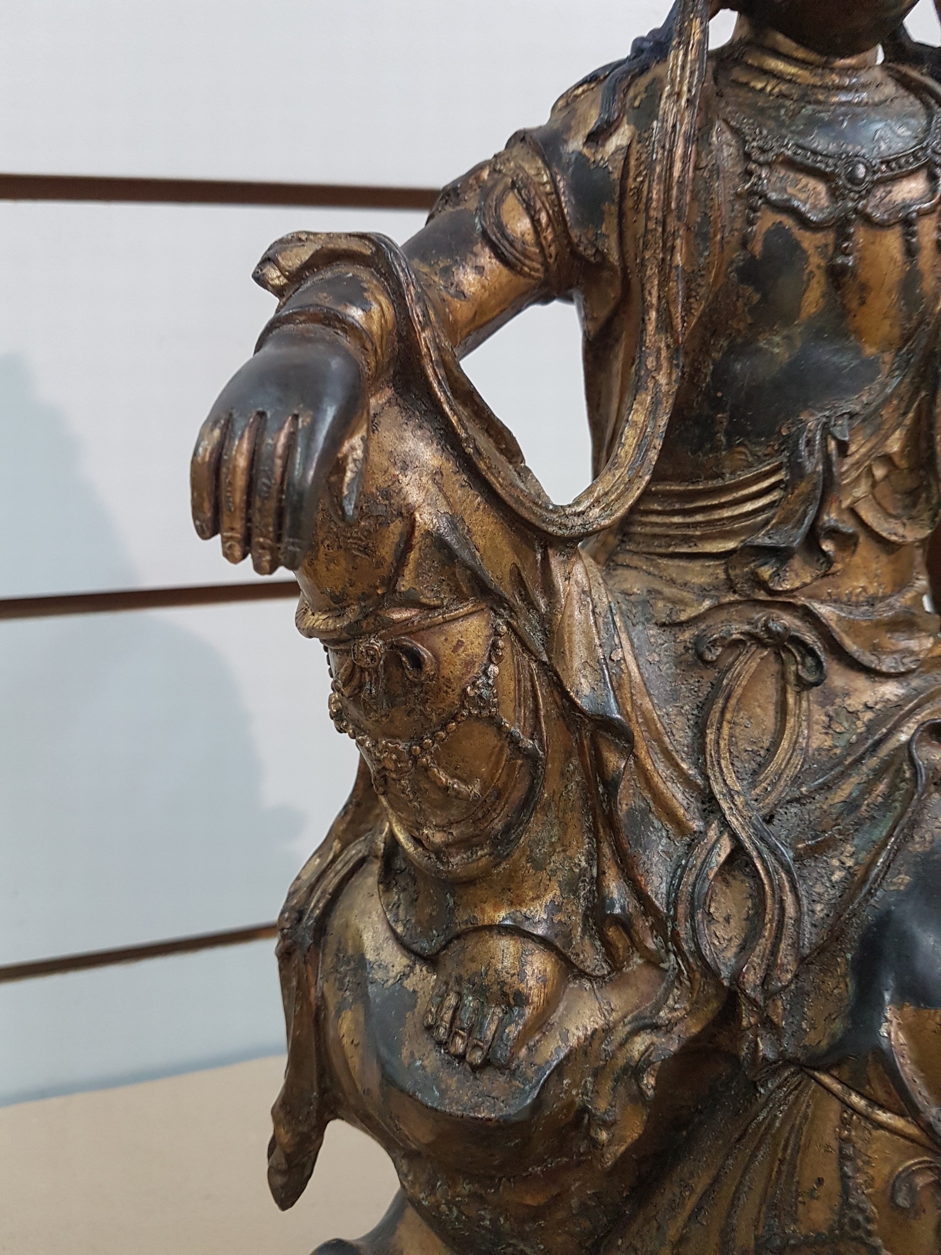 Detail c: Große Guanyin/Guan Yin, China, wohl um 1900, Bronze, auf erhöhtem Felsvorsprung sitzende Gottheit, ein Fuß auf einer Lotusblüte platziert, das ...