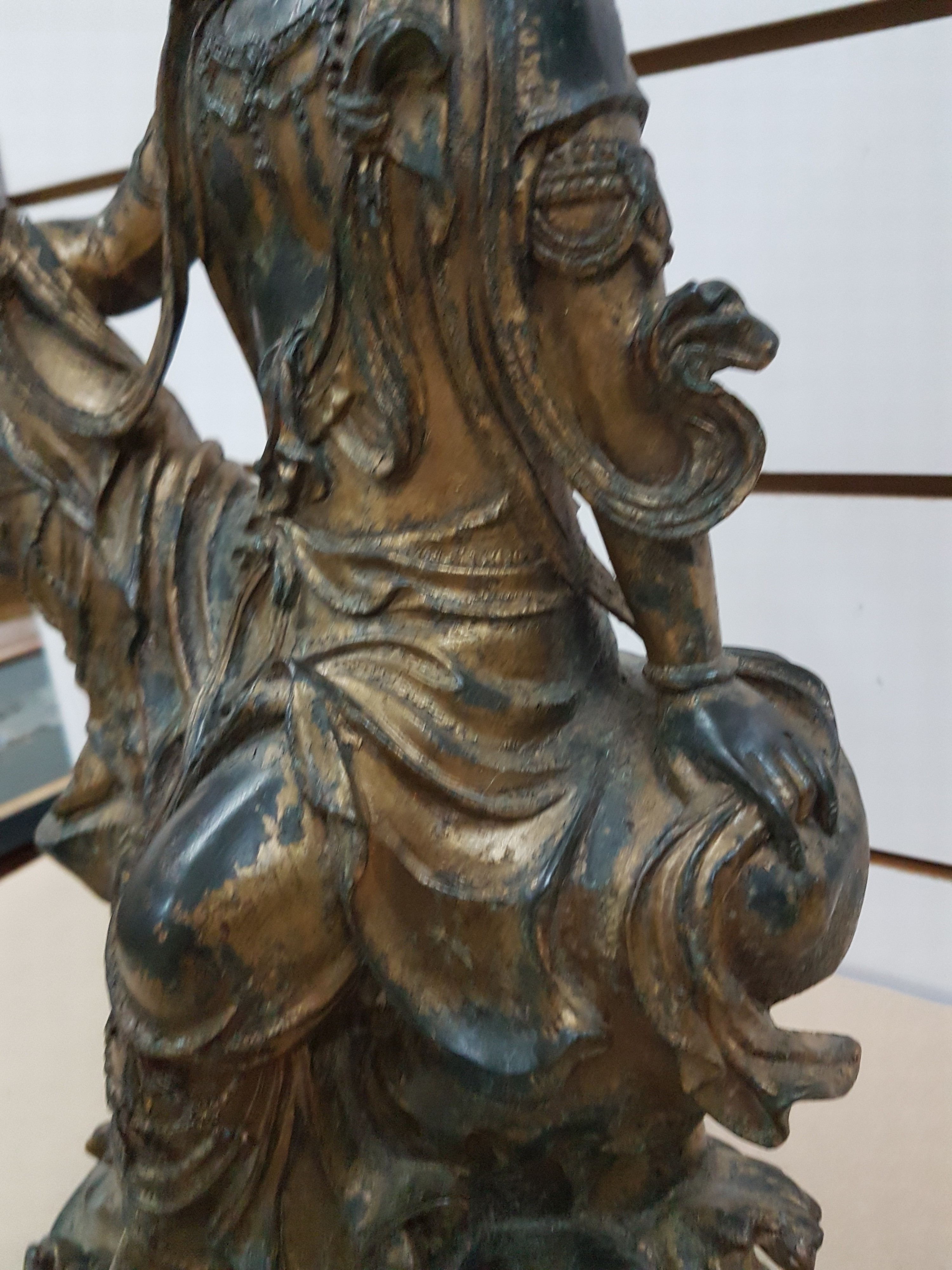 Detail d: Große Guanyin/Guan Yin, China, wohl um 1900, Bronze, auf erhöhtem Felsvorsprung sitzende Gottheit, ein Fuß auf einer Lotusblüte platziert, das ...
