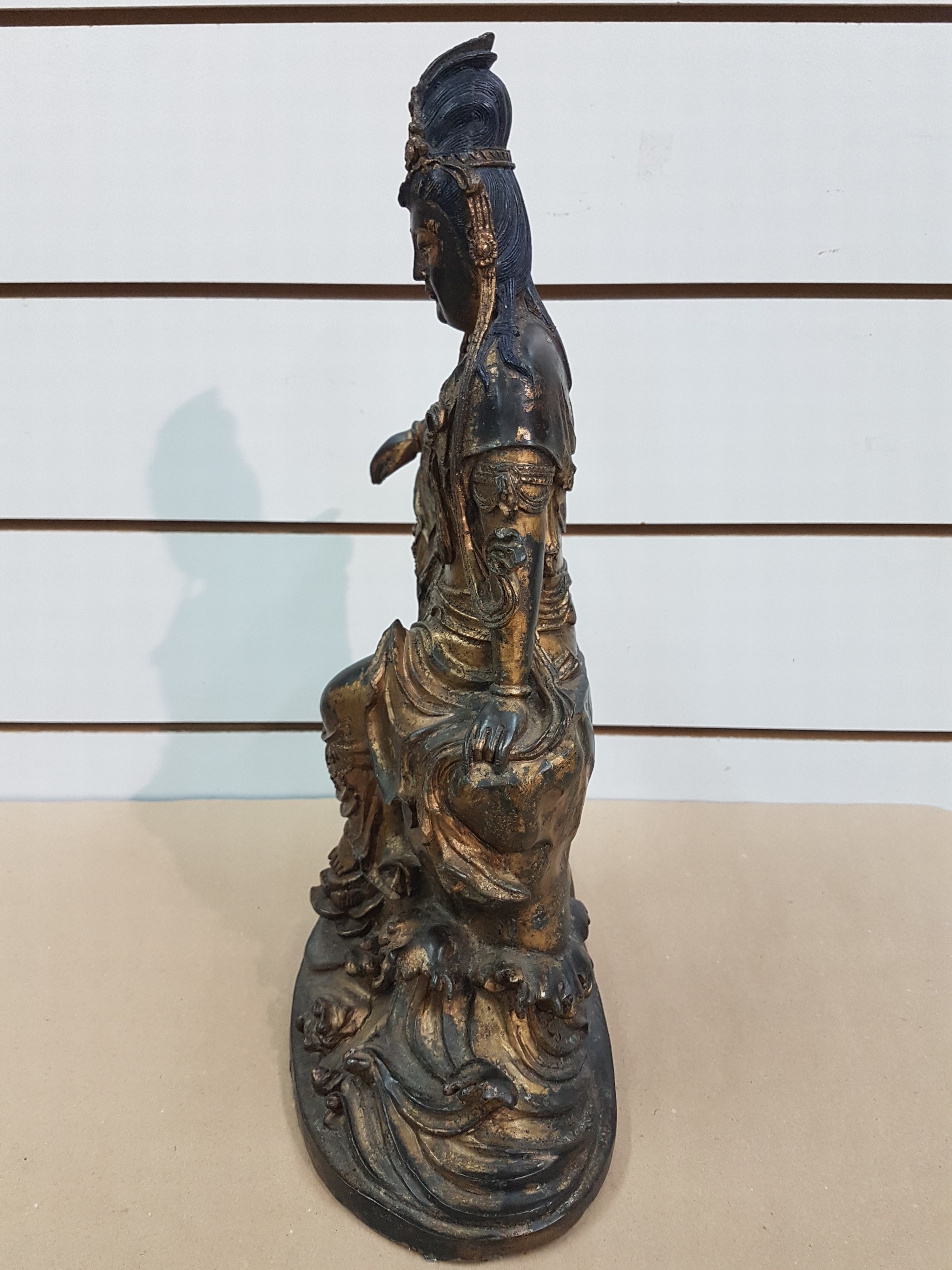 Detail f: Große Guanyin/Guan Yin, China, wohl um 1900, Bronze, auf erhöhtem Felsvorsprung sitzende Gottheit, ein Fuß auf einer Lotusblüte platziert, das ...