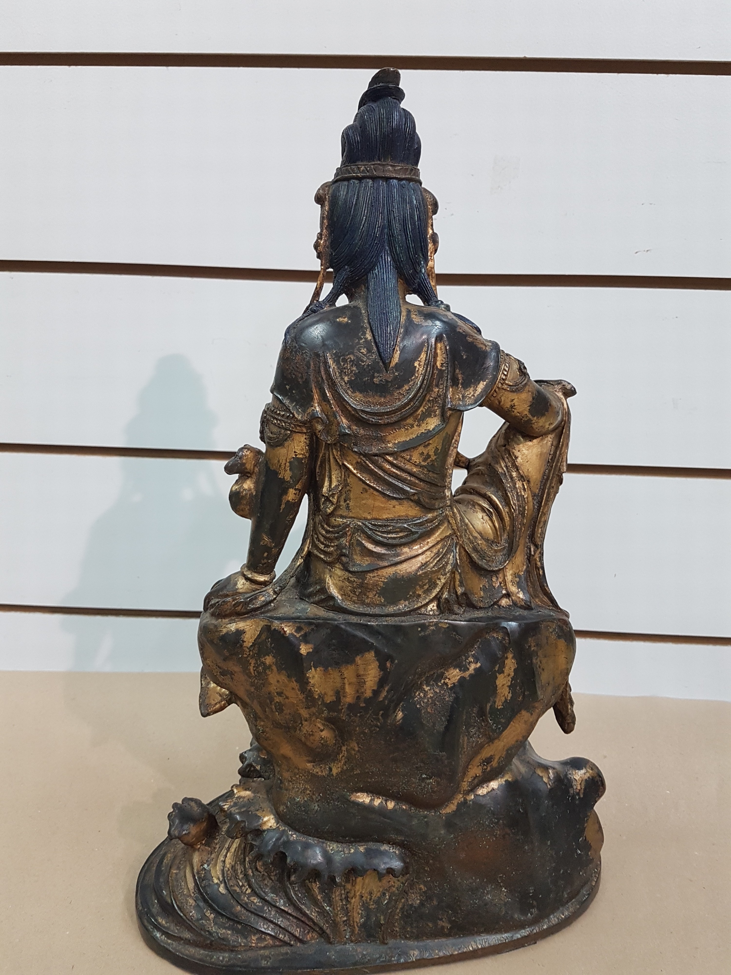 Detail g: Große Guanyin/Guan Yin, China, wohl um 1900, Bronze, auf erhöhtem Felsvorsprung sitzende Gottheit, ein Fuß auf einer Lotusblüte platziert, das ...