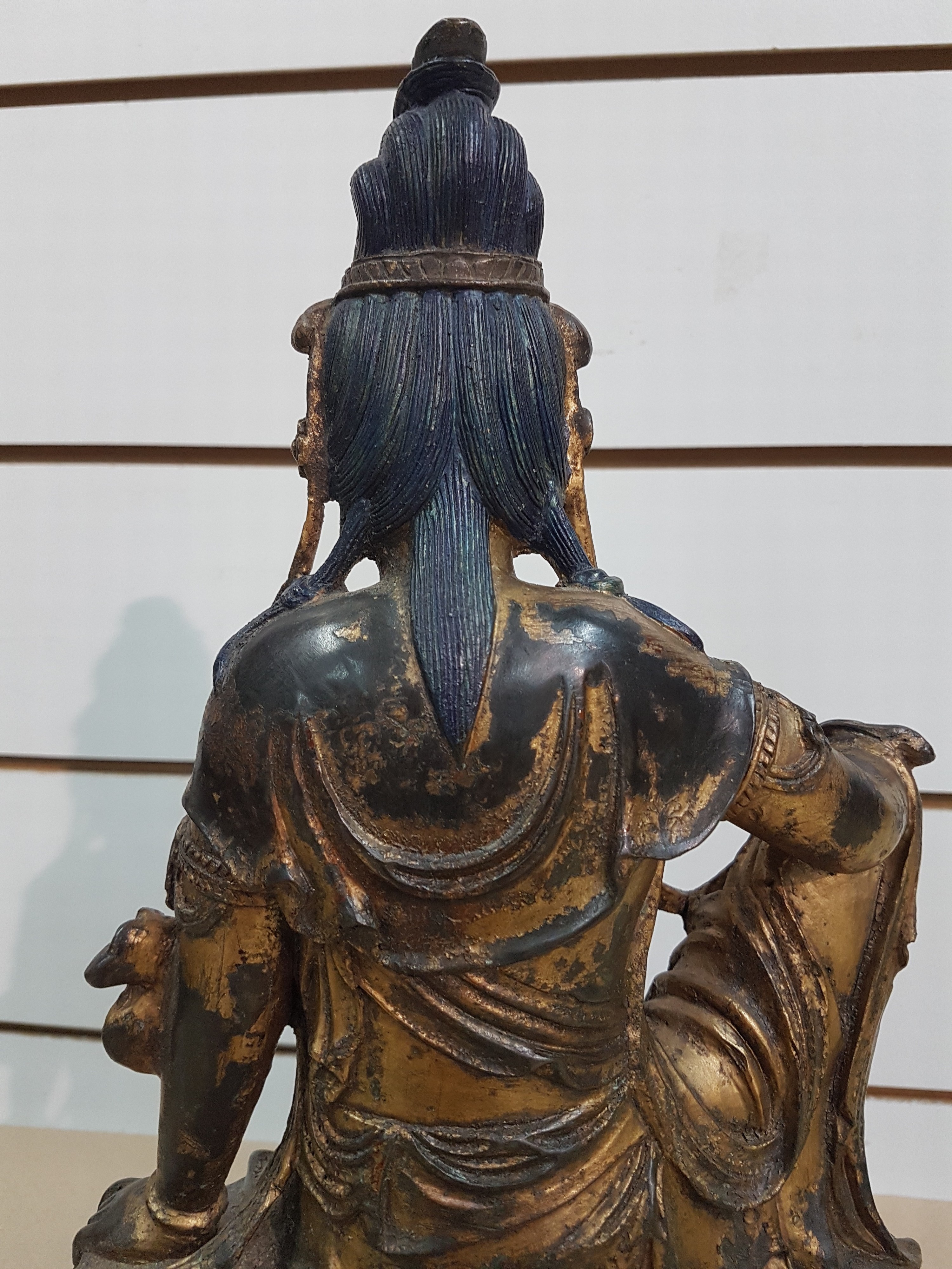 Detail h: Große Guanyin/Guan Yin, China, wohl um 1900, Bronze, auf erhöhtem Felsvorsprung sitzende Gottheit, ein Fuß auf einer Lotusblüte platziert, das ...