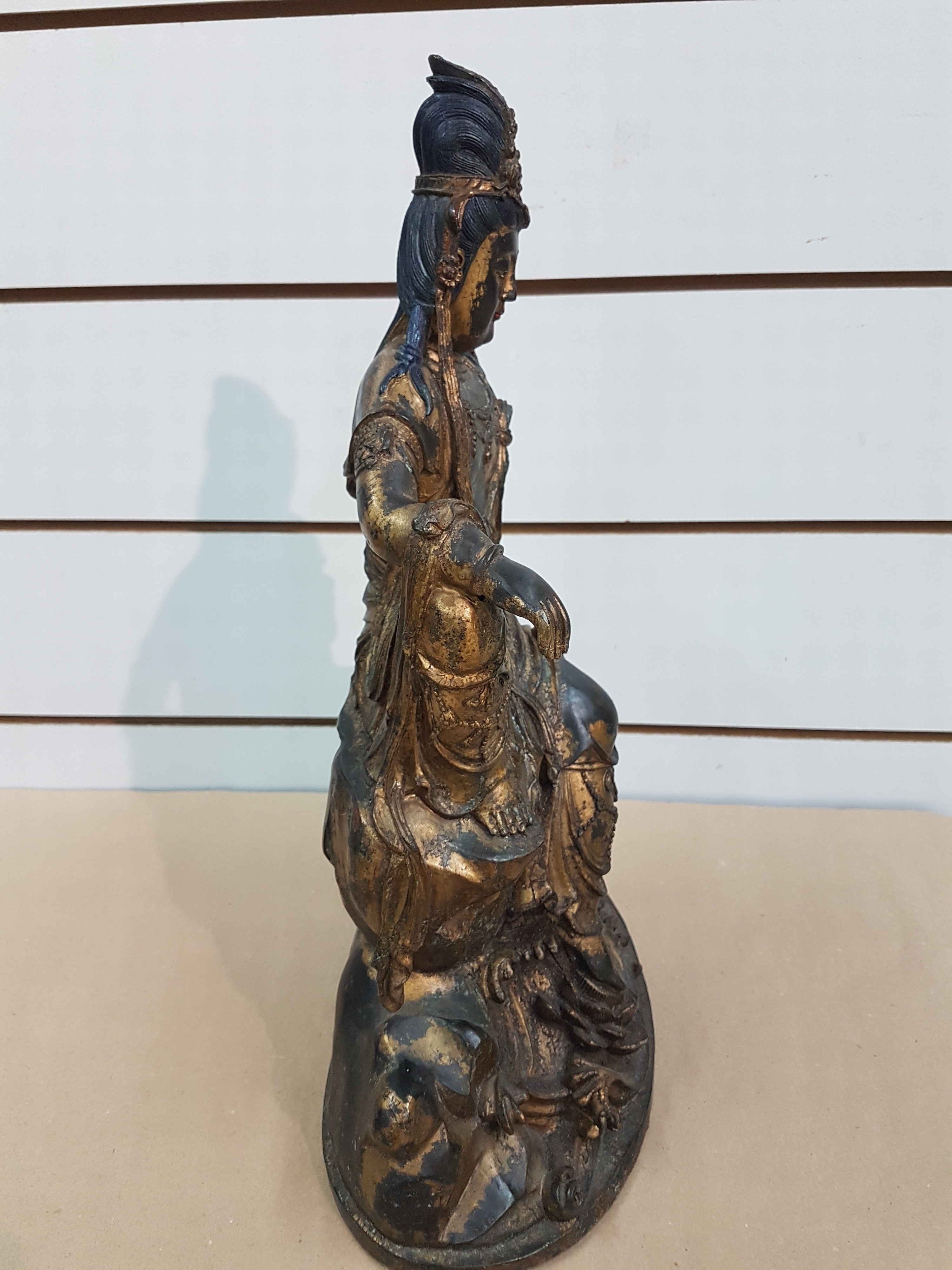 Detail i: Große Guanyin/Guan Yin, China, wohl um 1900, Bronze, auf erhöhtem Felsvorsprung sitzende Gottheit, ein Fuß auf einer Lotusblüte platziert, das ...
