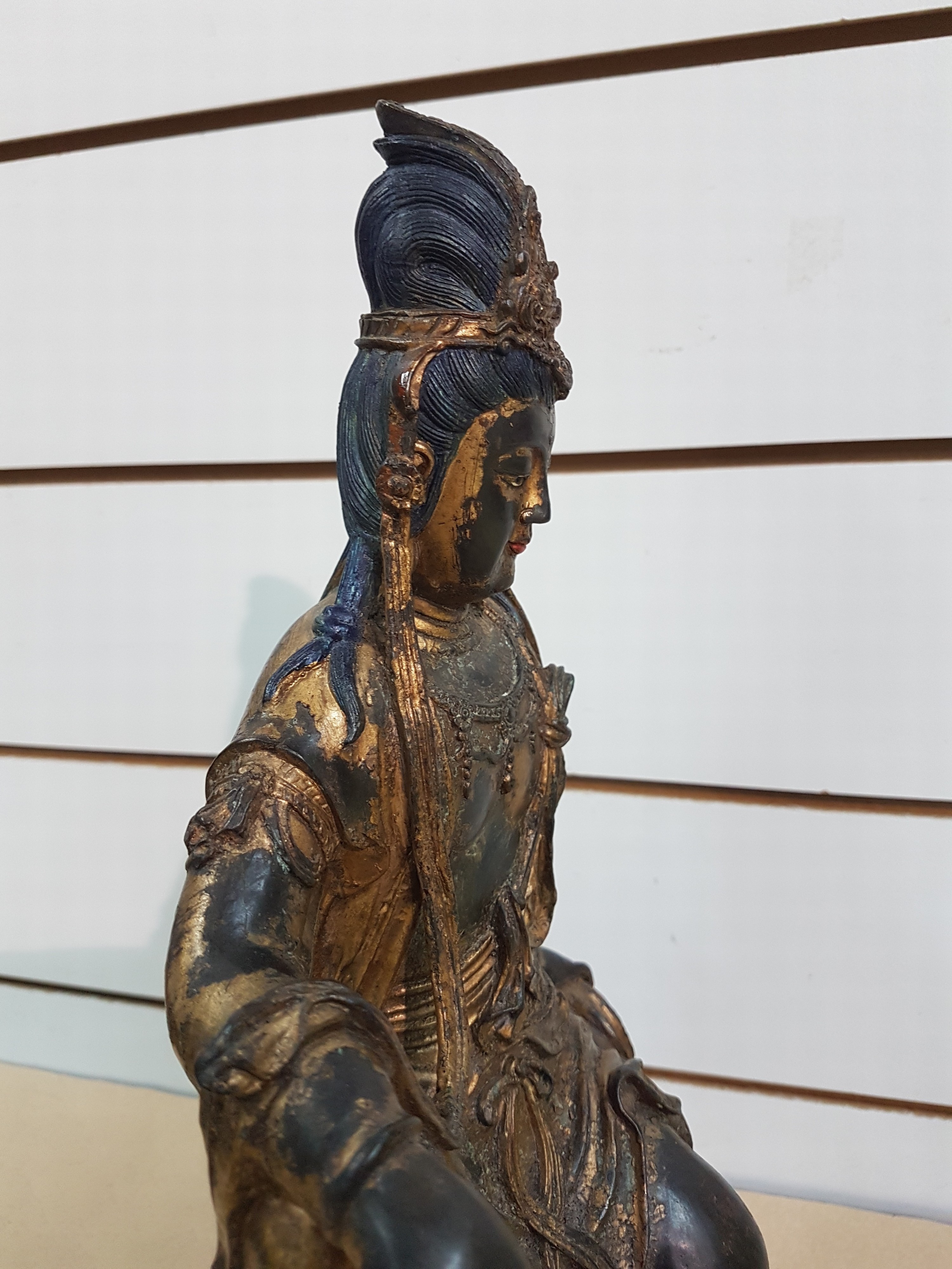 Detail j: Große Guanyin/Guan Yin, China, wohl um 1900, Bronze, auf erhöhtem Felsvorsprung sitzende Gottheit, ein Fuß auf einer Lotusblüte platziert, das ...