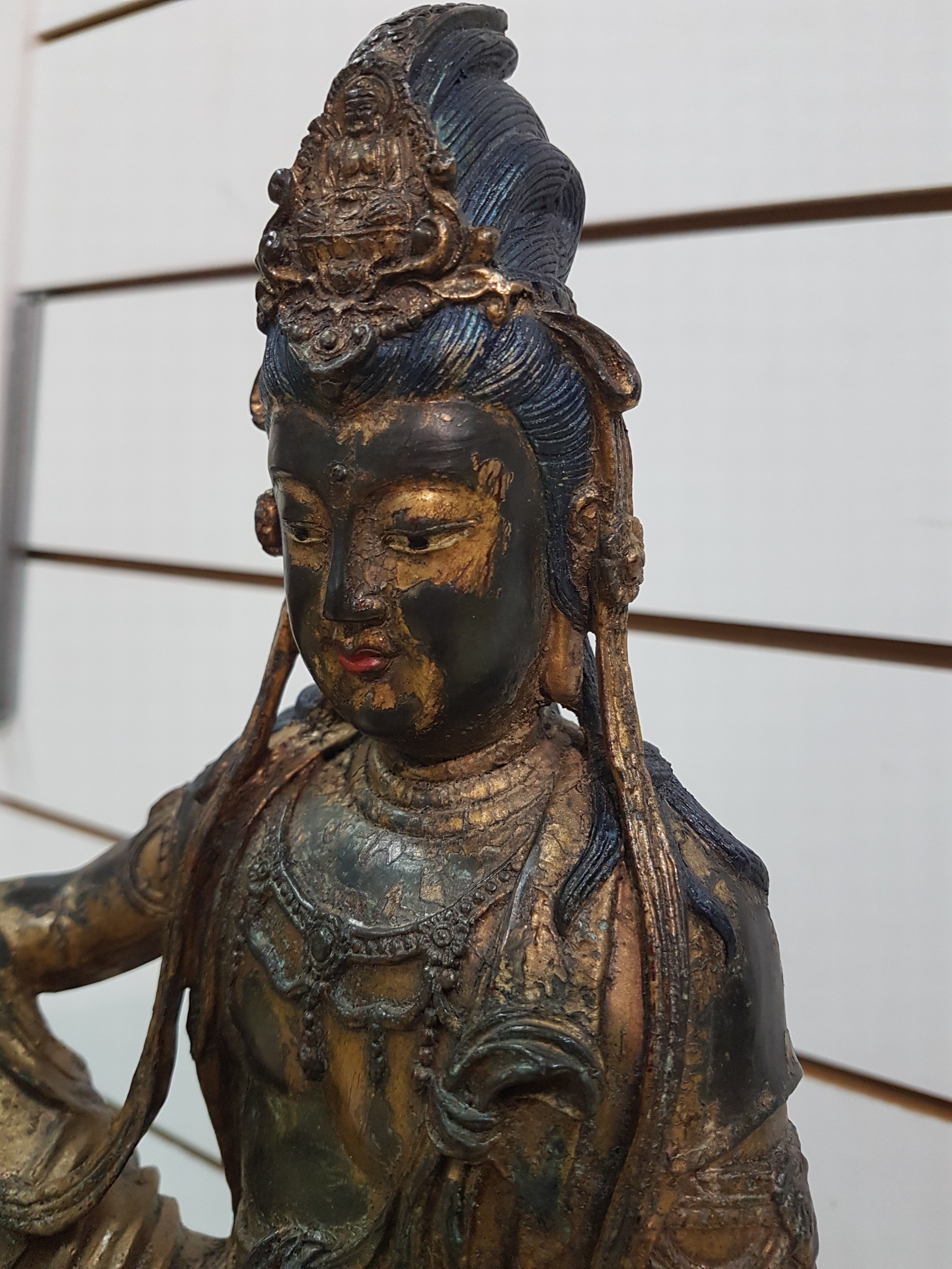 Detail k: Große Guanyin/Guan Yin, China, wohl um 1900, Bronze, auf erhöhtem Felsvorsprung sitzende Gottheit, ein Fuß auf einer Lotusblüte platziert, das ...