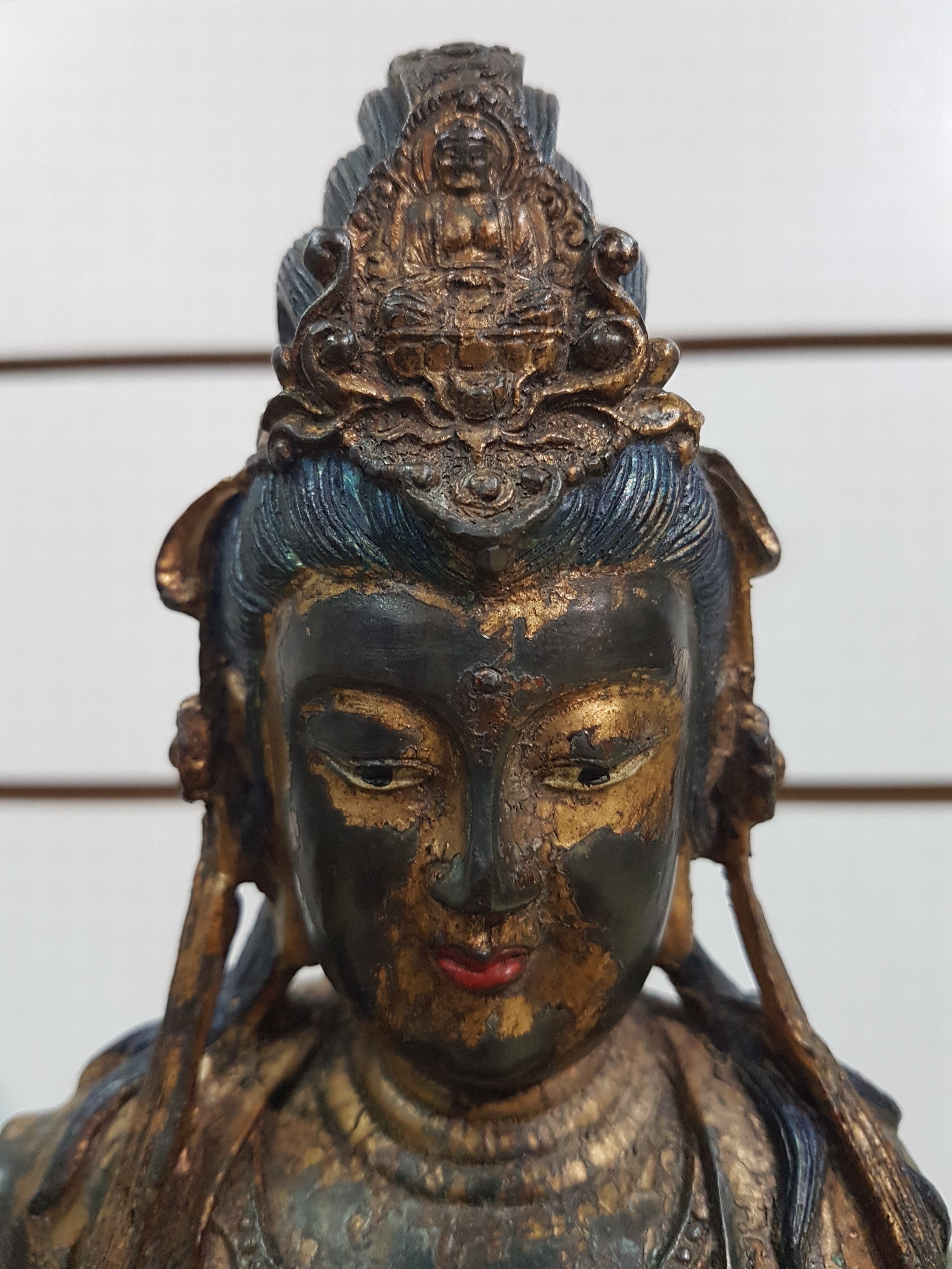 Detail l: Große Guanyin/Guan Yin, China, wohl um 1900, Bronze, auf erhöhtem Felsvorsprung sitzende Gottheit, ein Fuß auf einer Lotusblüte platziert, das ...