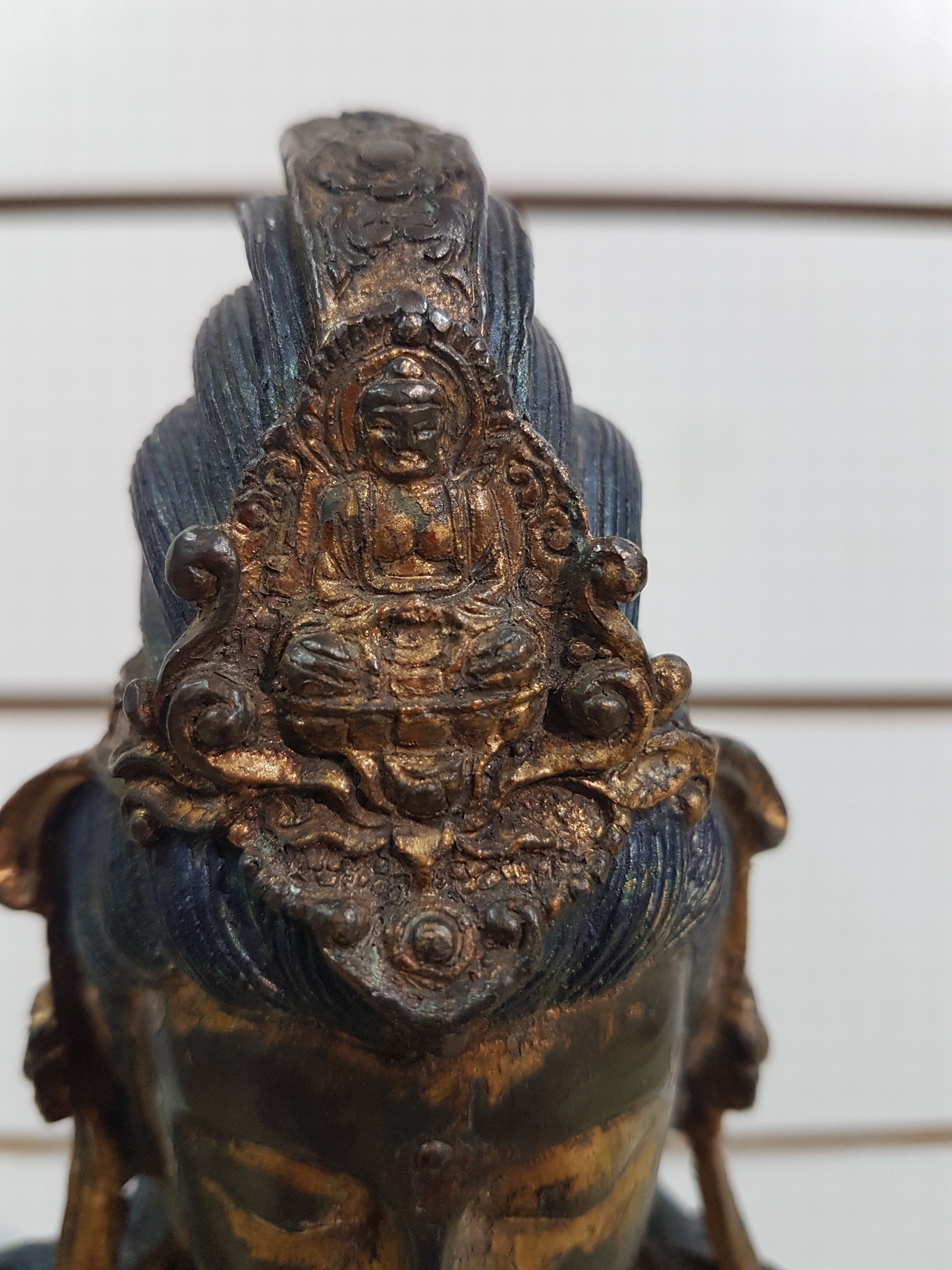 Detail m: Große Guanyin/Guan Yin, China, wohl um 1900, Bronze, auf erhöhtem Felsvorsprung sitzende Gottheit, ein Fuß auf einer Lotusblüte platziert, das ...