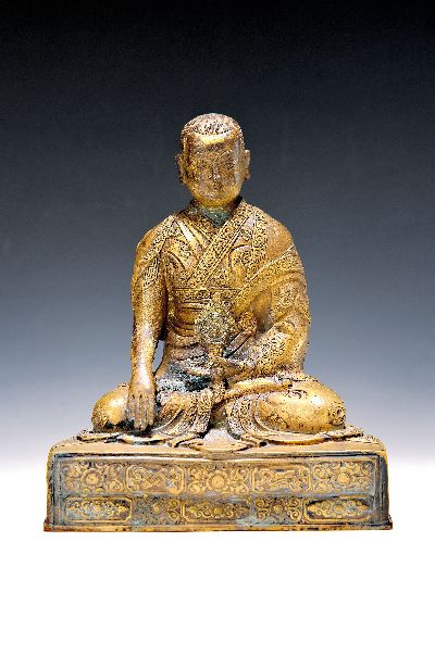 Bronzefigur, sitzender Lama, Tibet, um 1900, Bronze, reich verzierter Thron, Lotus bzw. Vajrasitz, aufwendiges Gewand, in der linken Hand das Rad der ...