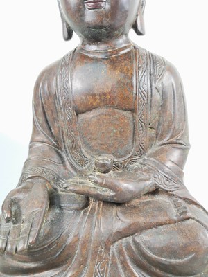 27041151c - Buddha/Shakyamuni, wohl Ming-Dynastie 17. Jh., dunkel patiniert, unten geschlossen, ...