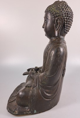 27041151e - Buddha/Shakyamuni, wohl Ming-Dynastie 17. Jh., dunkel patiniert, unten geschlossen, ...