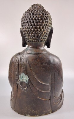 27041151f - Buddha/Shakyamuni, wohl Ming-Dynastie 17. Jh., dunkel patiniert, unten geschlossen, ...
