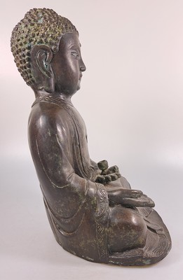 27041151g - Buddha/Shakyamuni, wohl Ming-Dynastie 17. Jh., dunkel patiniert, unten geschlossen, ...