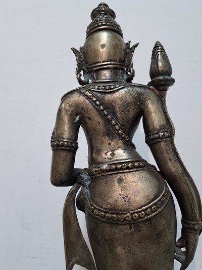 27041159g - Bronzefigur, Padmapani, Tibet, wohl 19. Jh., stehend, die rechte Hand in Varada-Mudra, in ...
