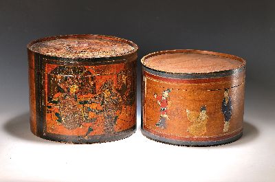 Image Zwei große Spanschachteln/Spanboxen, China, 1900/20, figürlich bemalt, leichte ...