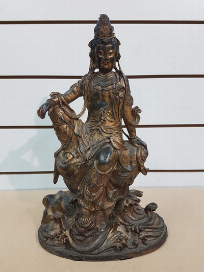 27041183a - Große Guanyin/Guan Yin, China, wohl um 1900, Bronze, auf erhöhtem Felsvorsprung ...