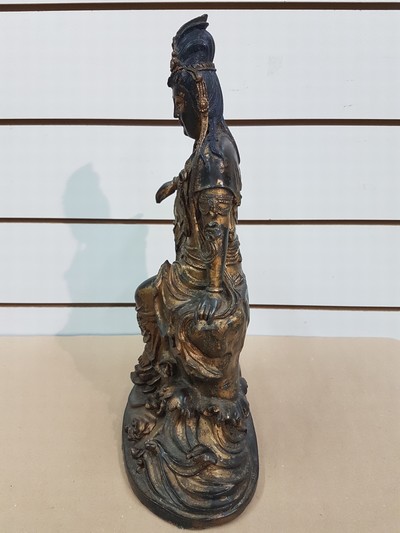 27041183f - Große Guanyin/Guan Yin, China, wohl um 1900, Bronze, auf erhöhtem Felsvorsprung ...