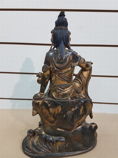 27041183g - Große Guanyin/Guan Yin, China, wohl um 1900, Bronze, auf erhöhtem Felsvorsprung ...