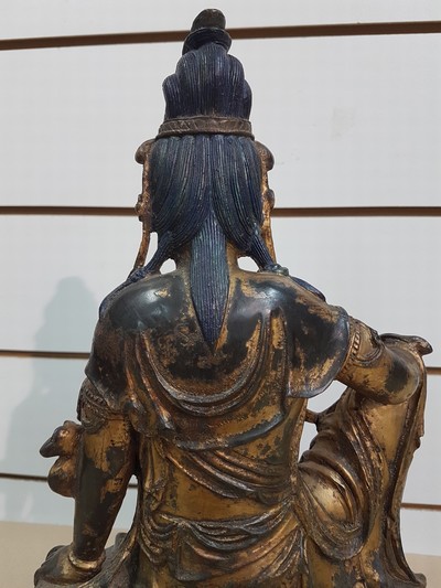 27041183h - Große Guanyin/Guan Yin, China, wohl um 1900, Bronze, auf erhöhtem Felsvorsprung ...