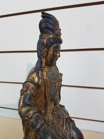 27041183j - Große Guanyin/Guan Yin, China, wohl um 1900, Bronze, auf erhöhtem Felsvorsprung ...