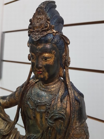 27041183k - Große Guanyin/Guan Yin, China, wohl um 1900, Bronze, auf erhöhtem Felsvorsprung ...
