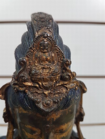 27041183m - Große Guanyin/Guan Yin, China, wohl um 1900, Bronze, auf erhöhtem Felsvorsprung ...