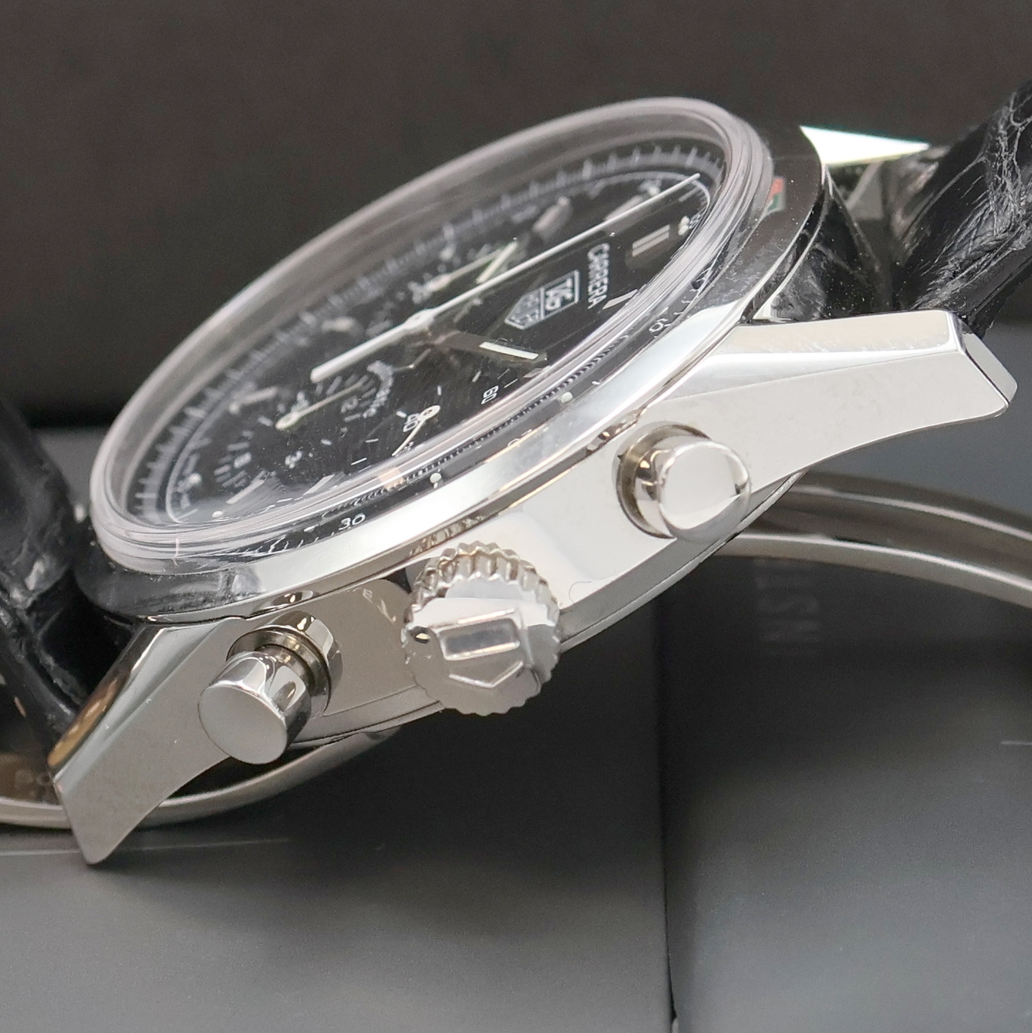 Detail d: TAG HEUER Armbandchronograph Carrera Referenz CV2111, Automatik, Edelstahlgeh. inkl. orig. Lederband m. orig. Faltschl., Boden verschr., schwarzes ...