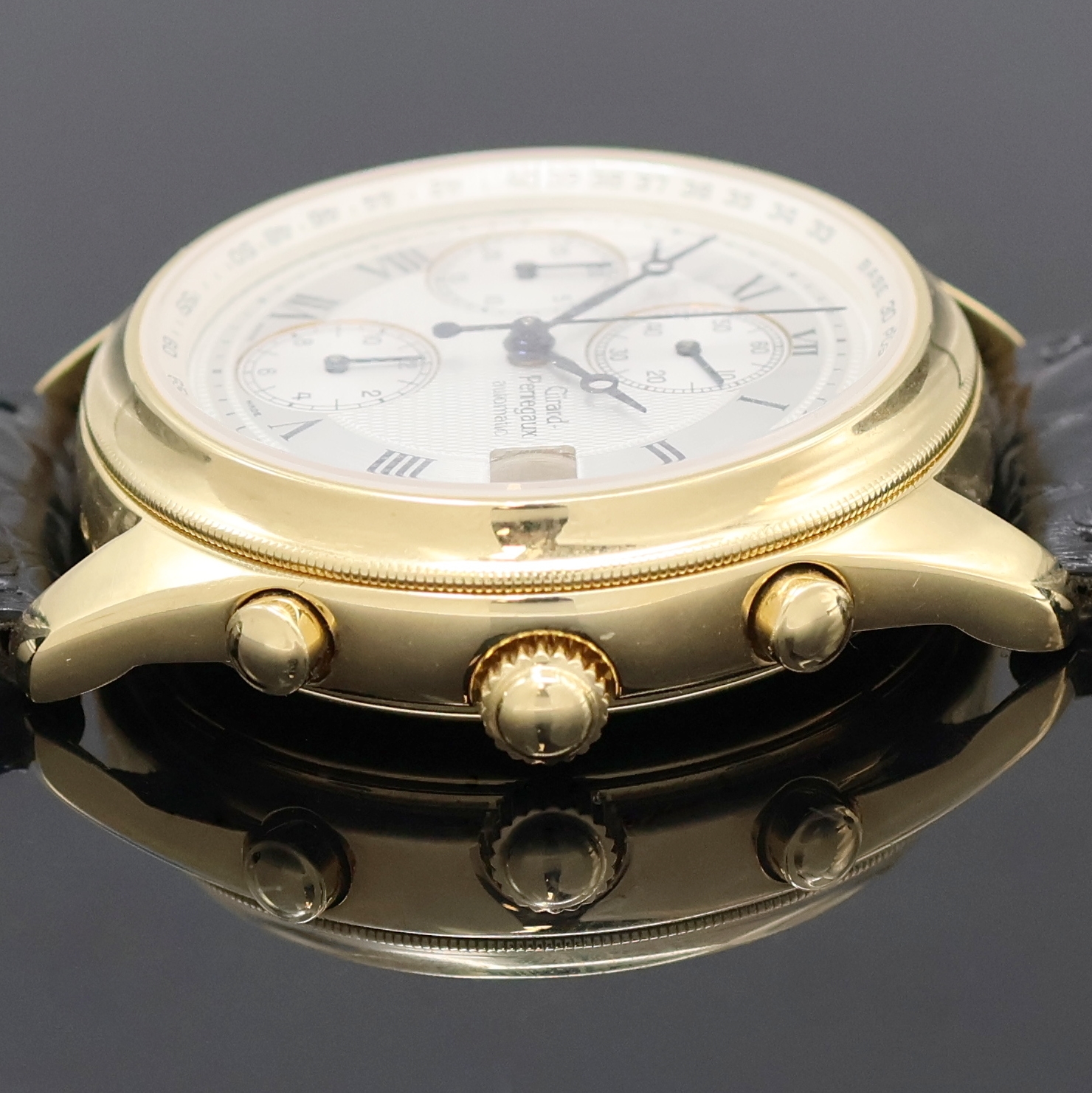 Detail d: GIRARD PERREGAUX Armbandchronograph in GG 750/000 Referenz 4910, Automatik, Schweiz um 1990, 3-teil. Geh. inkl. orig. Lederband mit orig. GG 750/000 ...