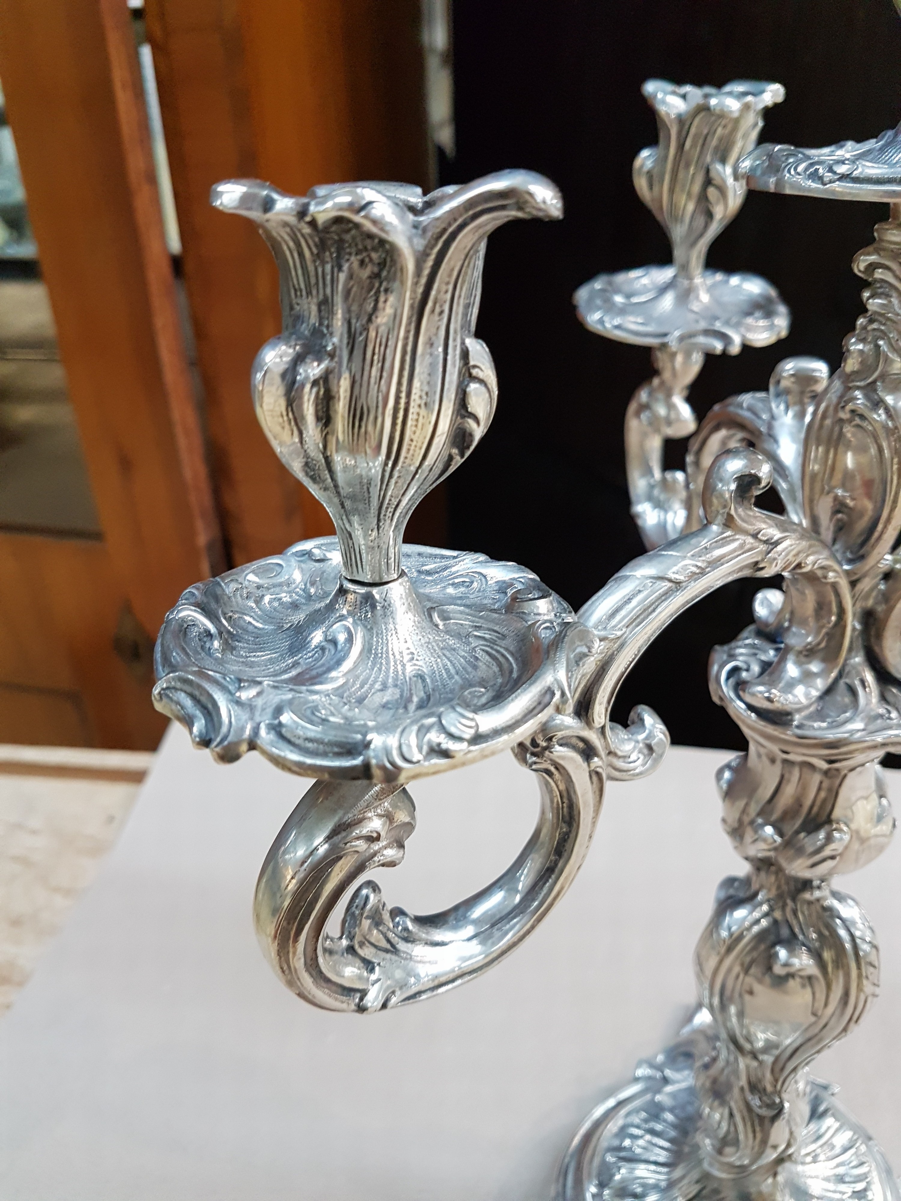 Detail a: Prunk-Girandole im Rokokostil, Ludwig Neresheimer, Hanau, um 1900, Sterlingsilber, ca. 2830g, H. 48,5 cm, aus Rollwerk gebildeter Stand, ...
