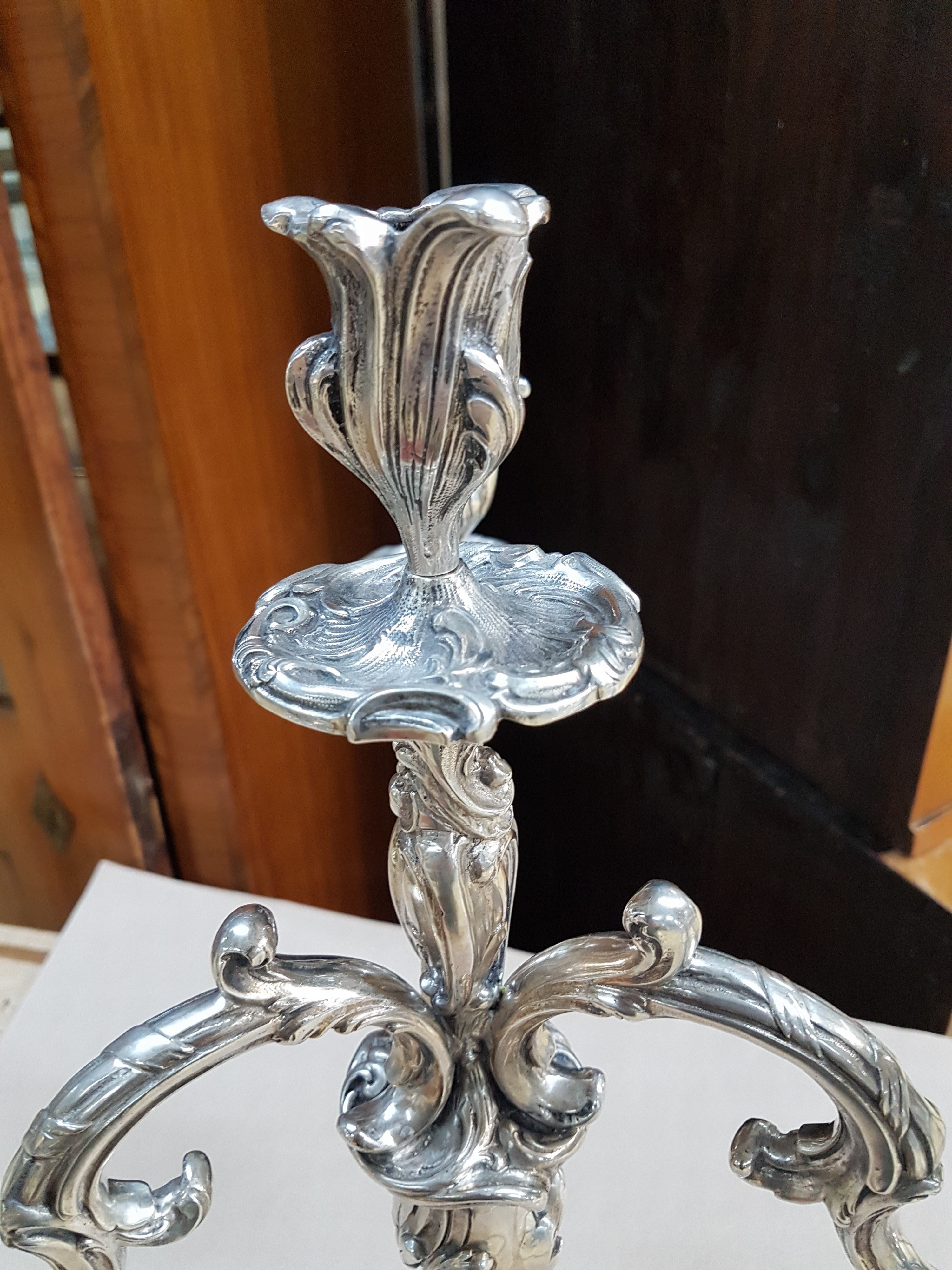 Detail b: Prunk-Girandole im Rokokostil, Ludwig Neresheimer, Hanau, um 1900, Sterlingsilber, ca. 2830g, H. 48,5 cm, aus Rollwerk gebildeter Stand, ...