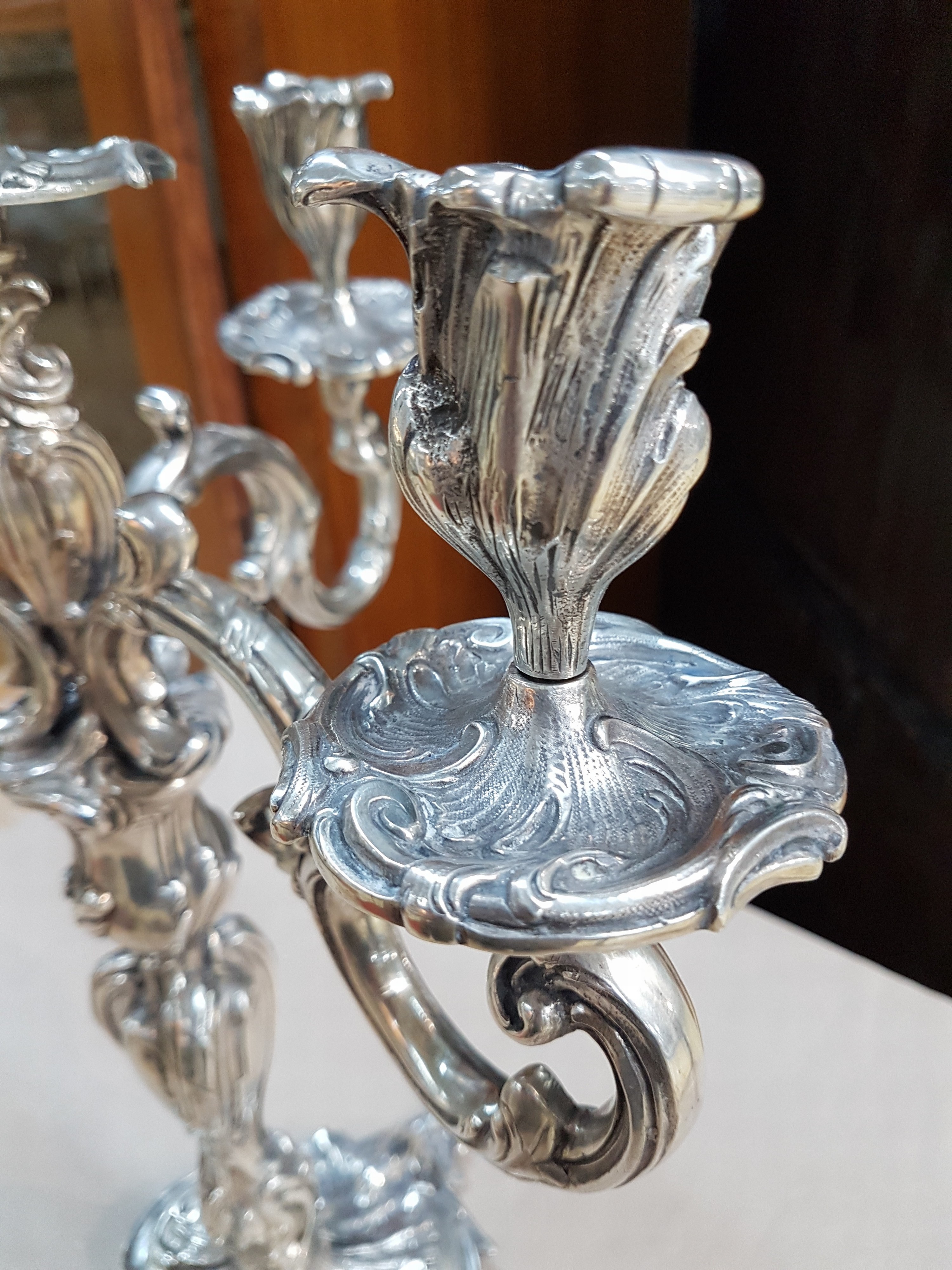 Detail c: Prunk-Girandole im Rokokostil, Ludwig Neresheimer, Hanau, um 1900, Sterlingsilber, ca. 2830g, H. 48,5 cm, aus Rollwerk gebildeter Stand, ...
