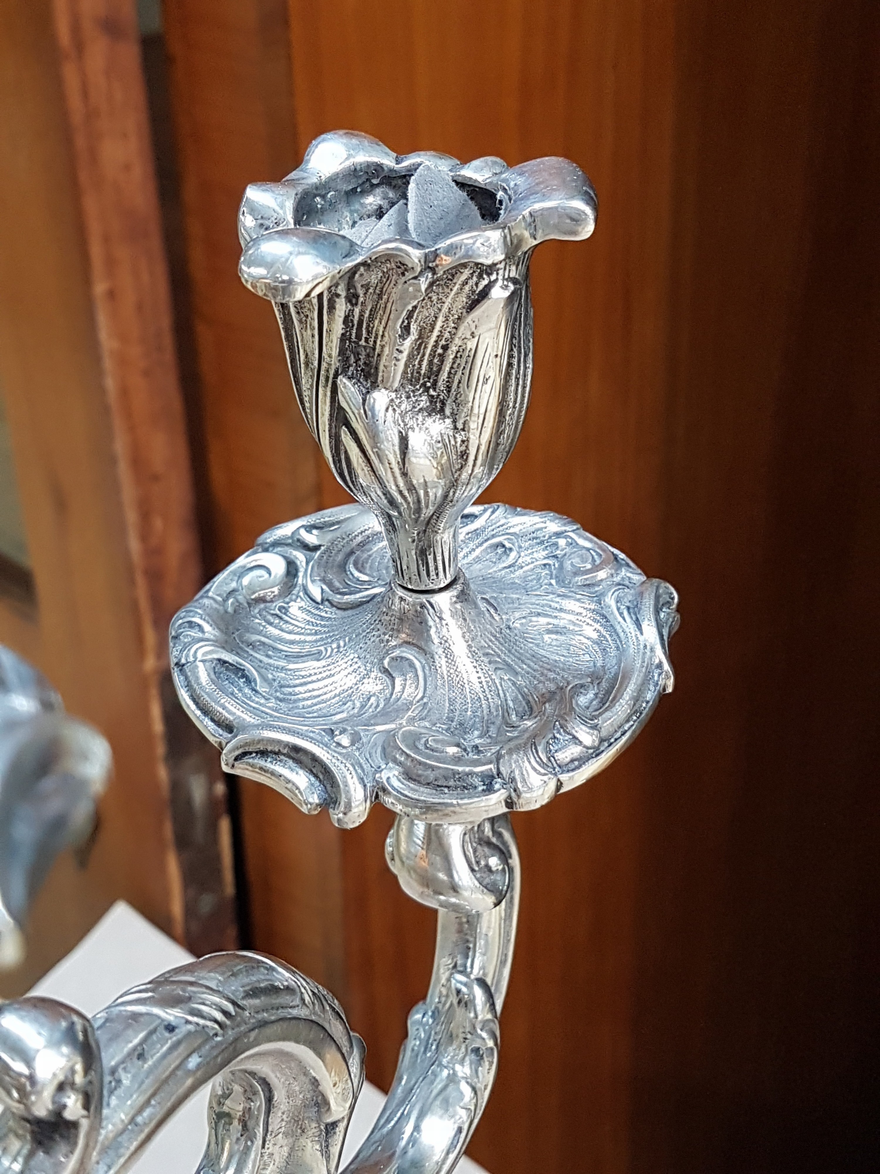 Detail d: Prunk-Girandole im Rokokostil, Ludwig Neresheimer, Hanau, um 1900, Sterlingsilber, ca. 2830g, H. 48,5 cm, aus Rollwerk gebildeter Stand, ...