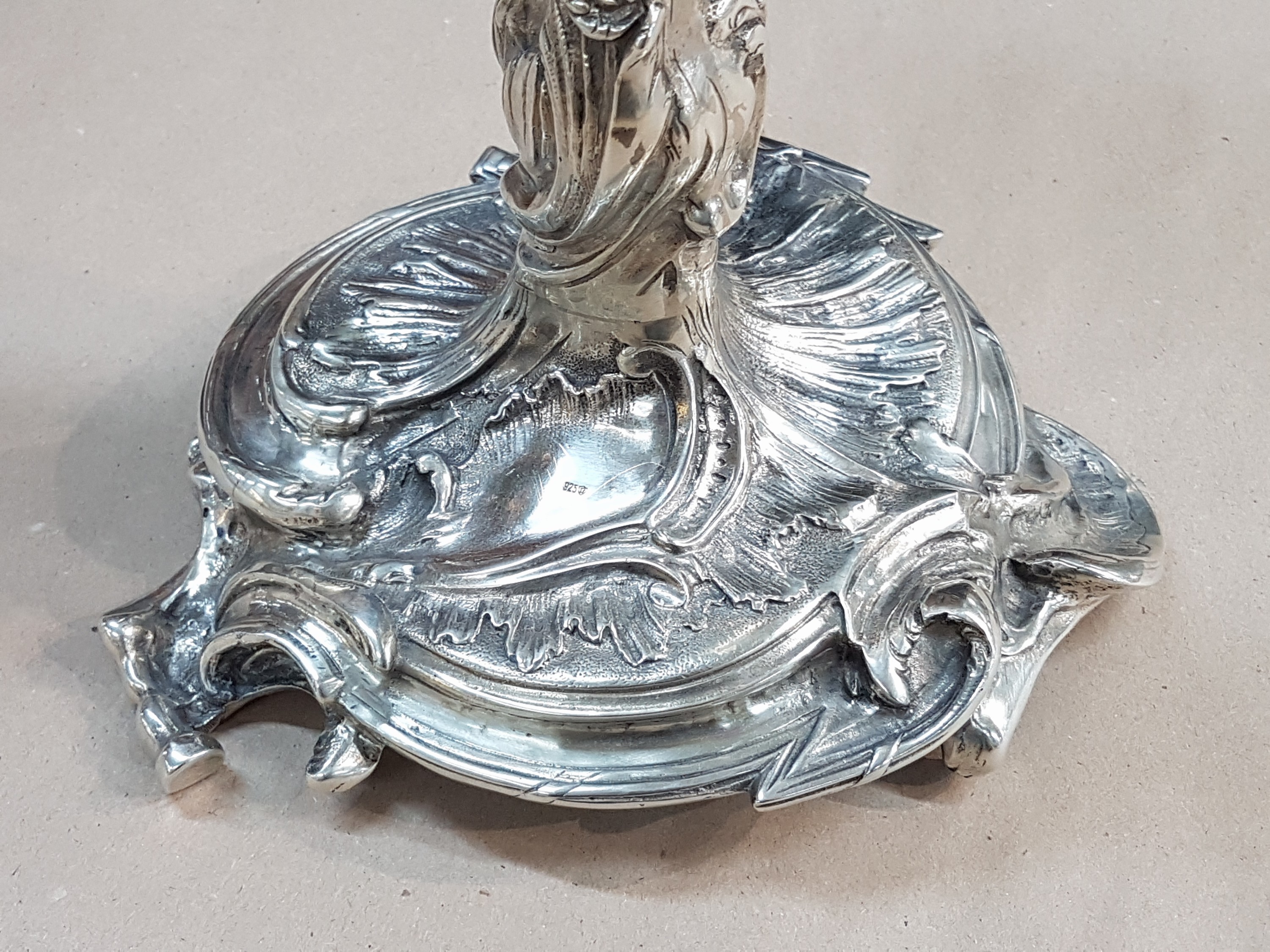 Detail e: Prunk-Girandole im Rokokostil, Ludwig Neresheimer, Hanau, um 1900, Sterlingsilber, ca. 2830g, H. 48,5 cm, aus Rollwerk gebildeter Stand, ...
