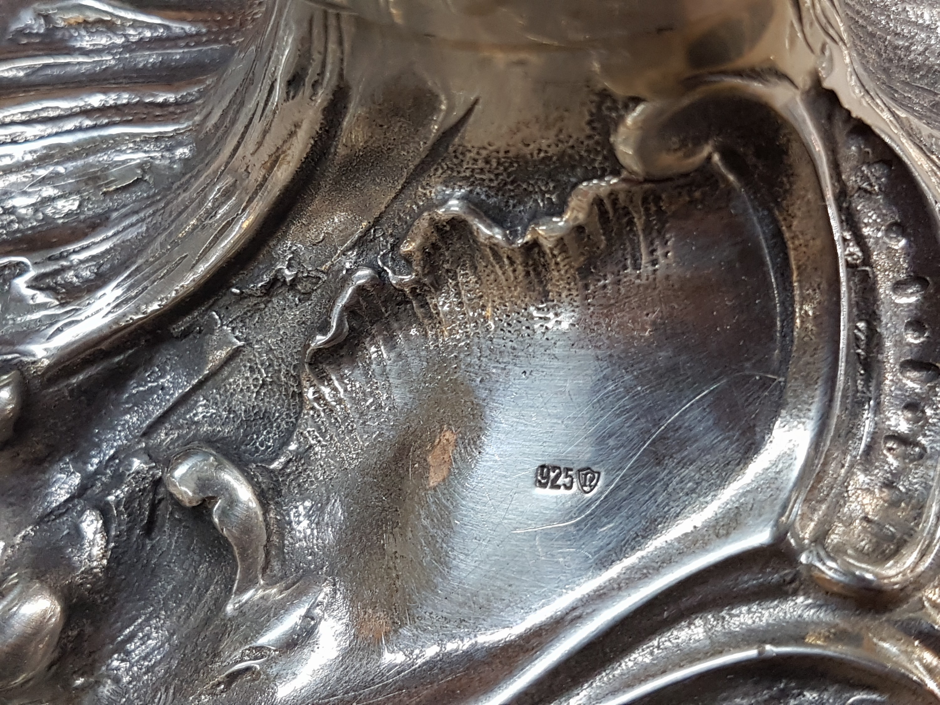 Detail f: Prunk-Girandole im Rokokostil, Ludwig Neresheimer, Hanau, um 1900, Sterlingsilber, ca. 2830g, H. 48,5 cm, aus Rollwerk gebildeter Stand, ...
