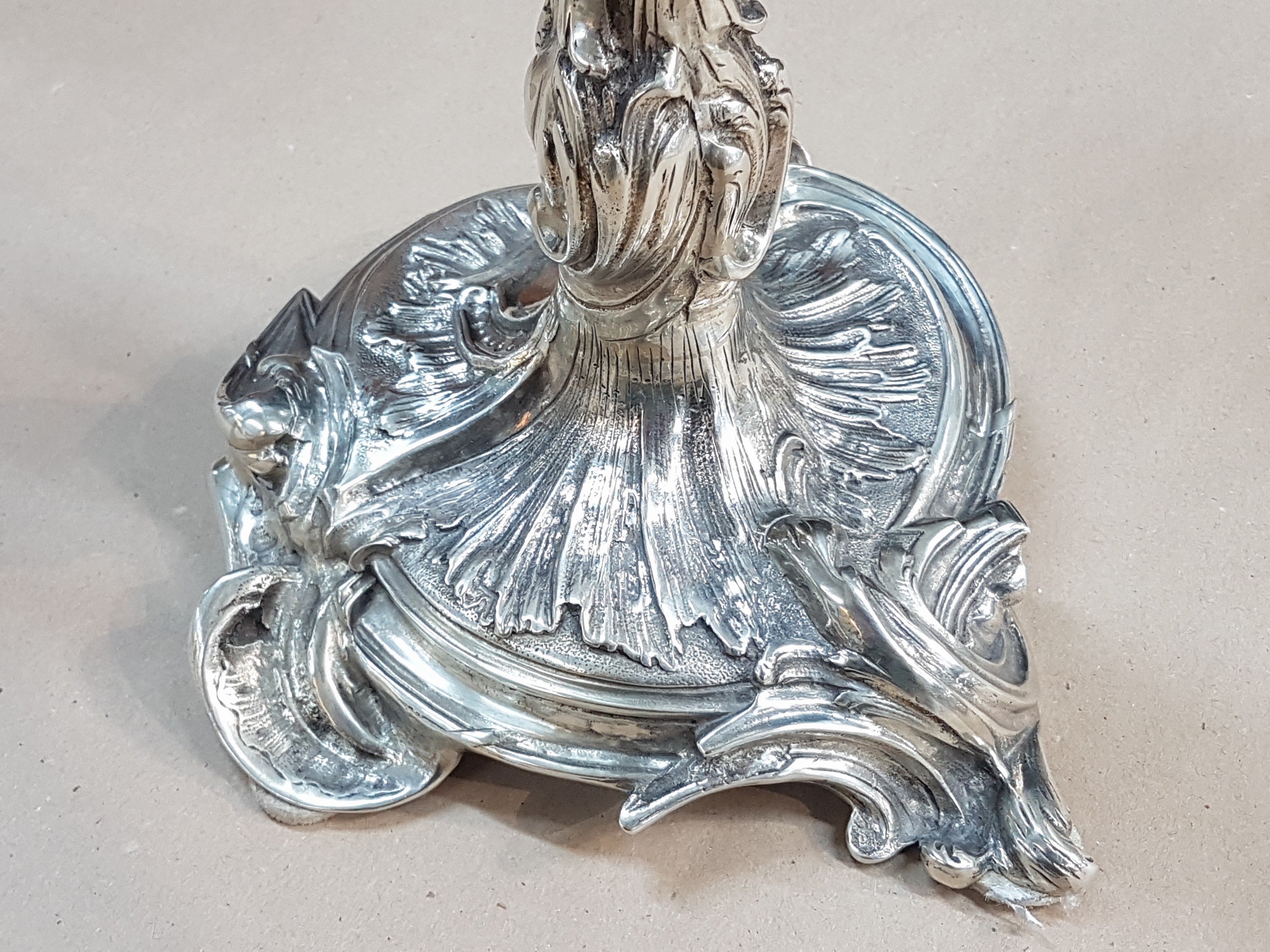 Detail g: Prunk-Girandole im Rokokostil, Ludwig Neresheimer, Hanau, um 1900, Sterlingsilber, ca. 2830g, H. 48,5 cm, aus Rollwerk gebildeter Stand, ...