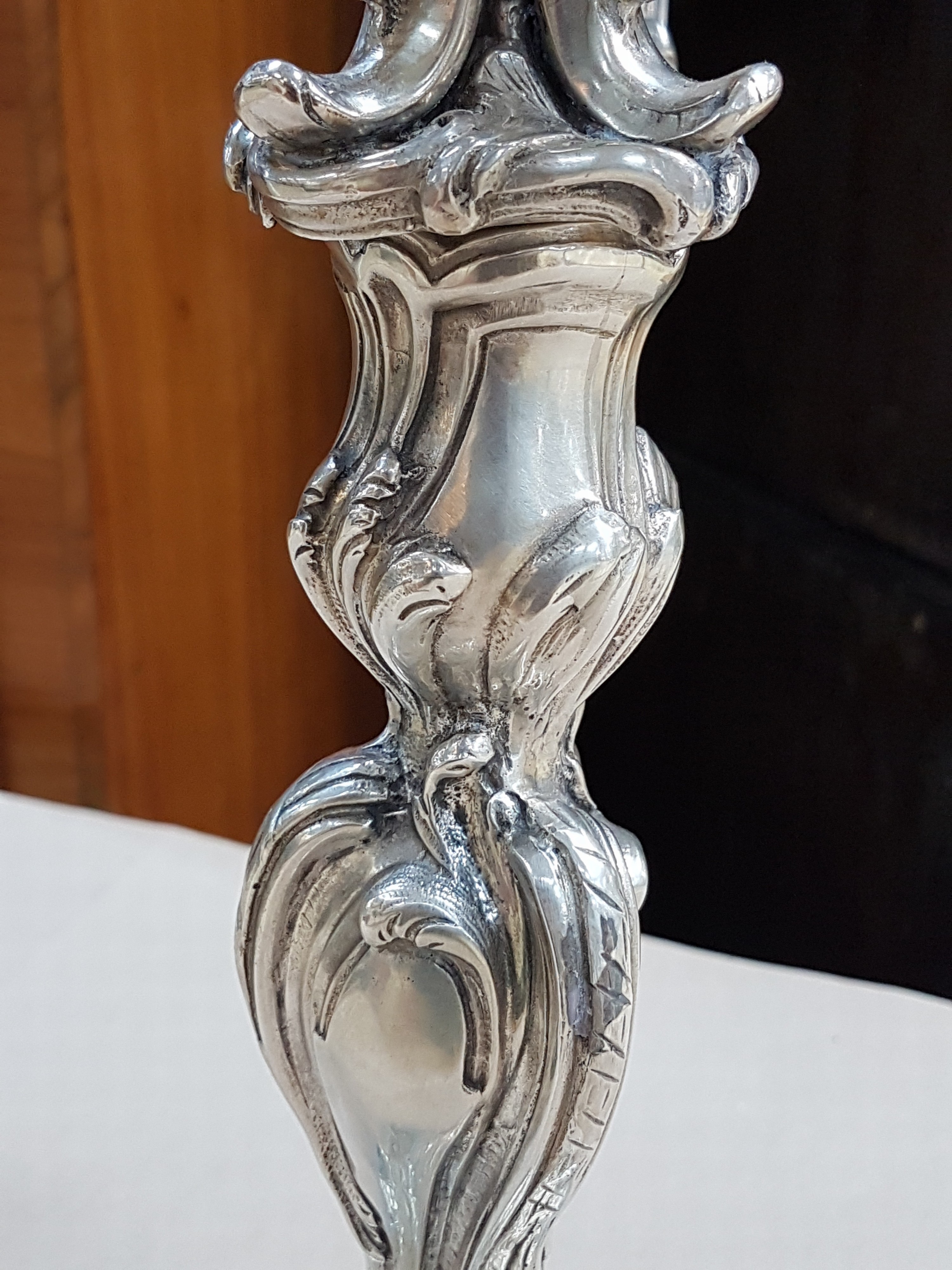 Detail h: Prunk-Girandole im Rokokostil, Ludwig Neresheimer, Hanau, um 1900, Sterlingsilber, ca. 2830g, H. 48,5 cm, aus Rollwerk gebildeter Stand, ...