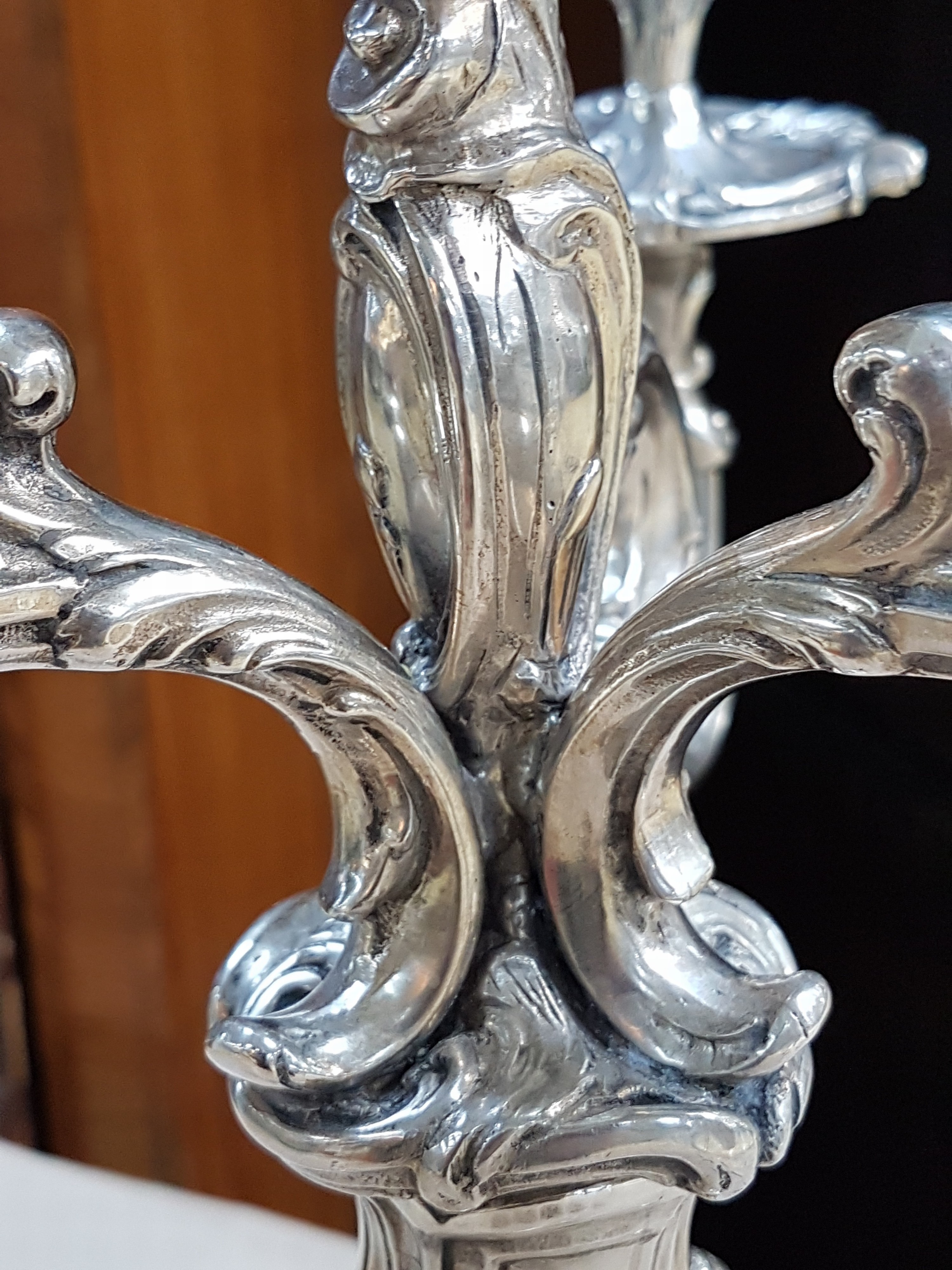 Detail i: Prunk-Girandole im Rokokostil, Ludwig Neresheimer, Hanau, um 1900, Sterlingsilber, ca. 2830g, H. 48,5 cm, aus Rollwerk gebildeter Stand, ...