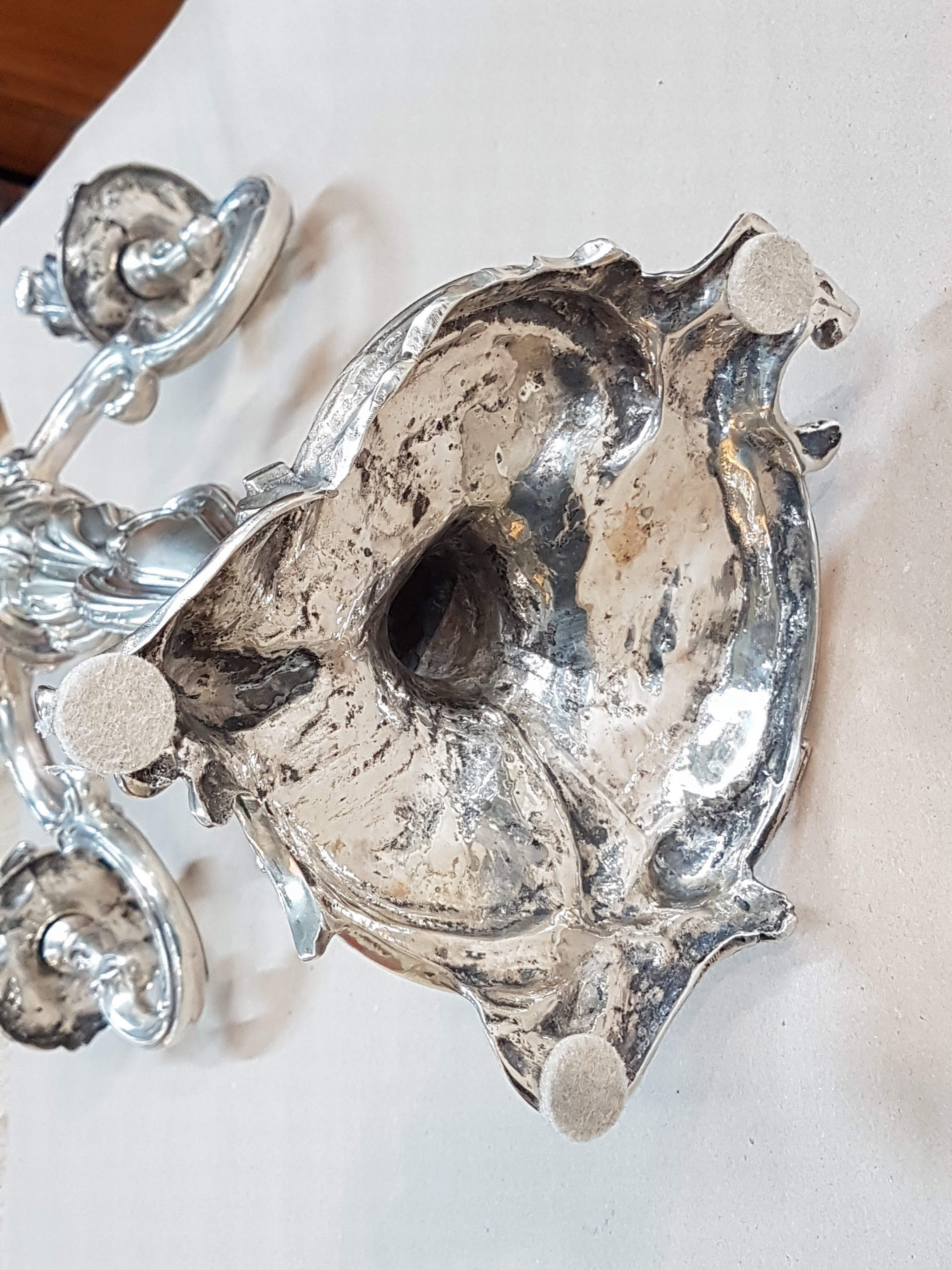 Detail j: Prunk-Girandole im Rokokostil, Ludwig Neresheimer, Hanau, um 1900, Sterlingsilber, ca. 2830g, H. 48,5 cm, aus Rollwerk gebildeter Stand, ...