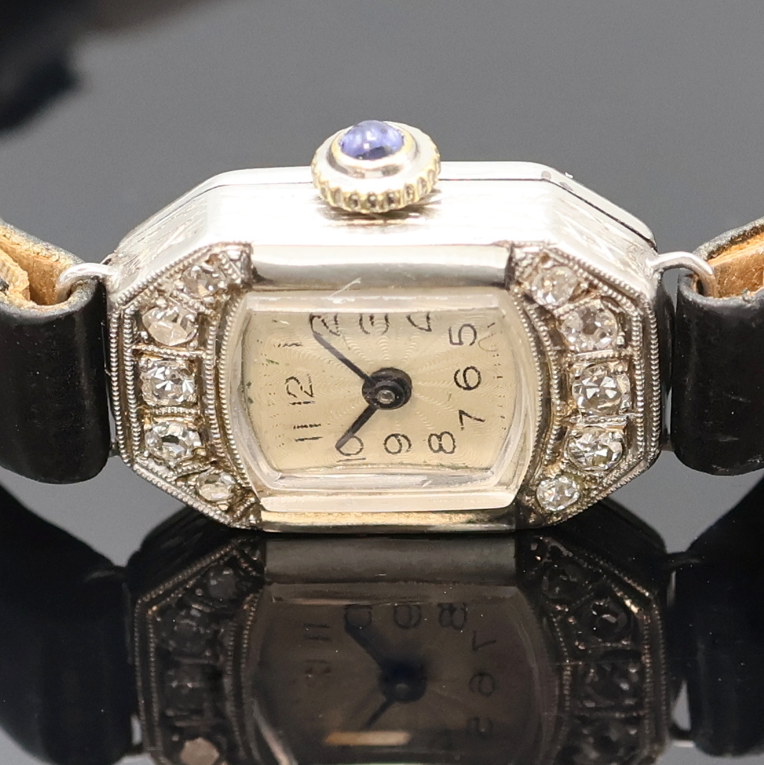 Detail a: Art-Deco Damenarmbanduhr in Platin, Schweiz um 1935, Handaufzug, Scharniergeh. m. 10 Diamanten bes., silb., guill. Zifferbl. m. arab. Zahlen fl., ...