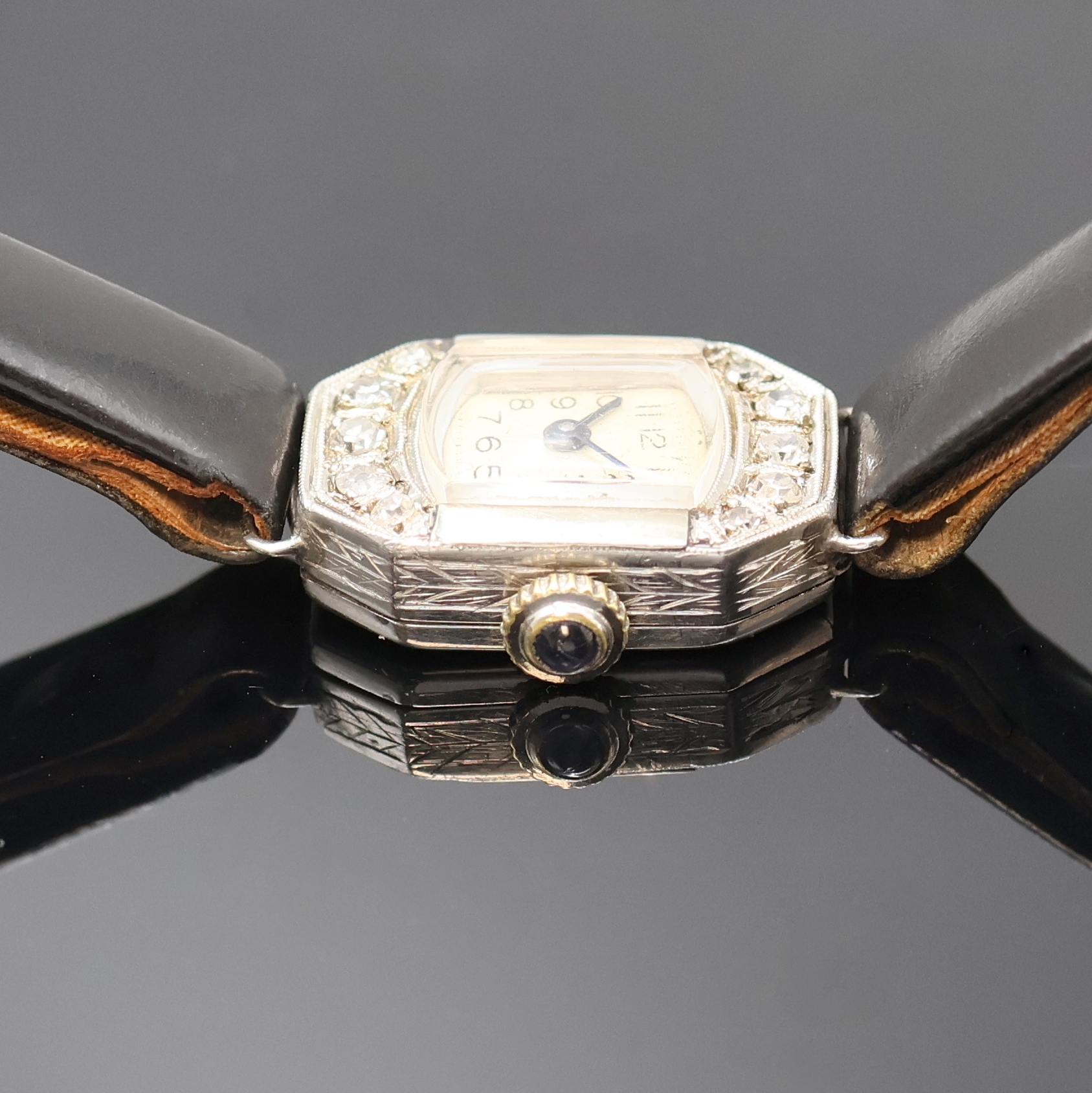 Detail b: Art-Deco Damenarmbanduhr in Platin, Schweiz um 1935, Handaufzug, Scharniergeh. m. 10 Diamanten bes., silb., guill. Zifferbl. m. arab. Zahlen fl., ...